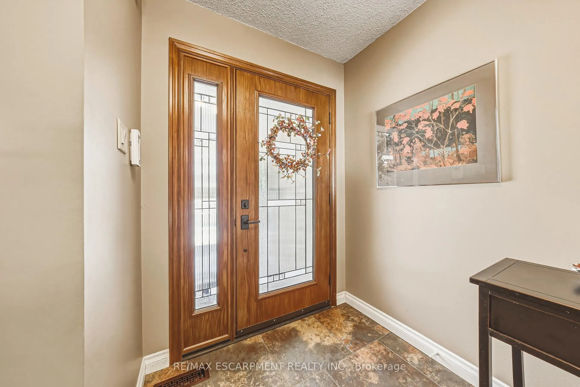 Photo 4 of 577 Tomahawk Crescent, Hamilton, Ancaster — HOMEH