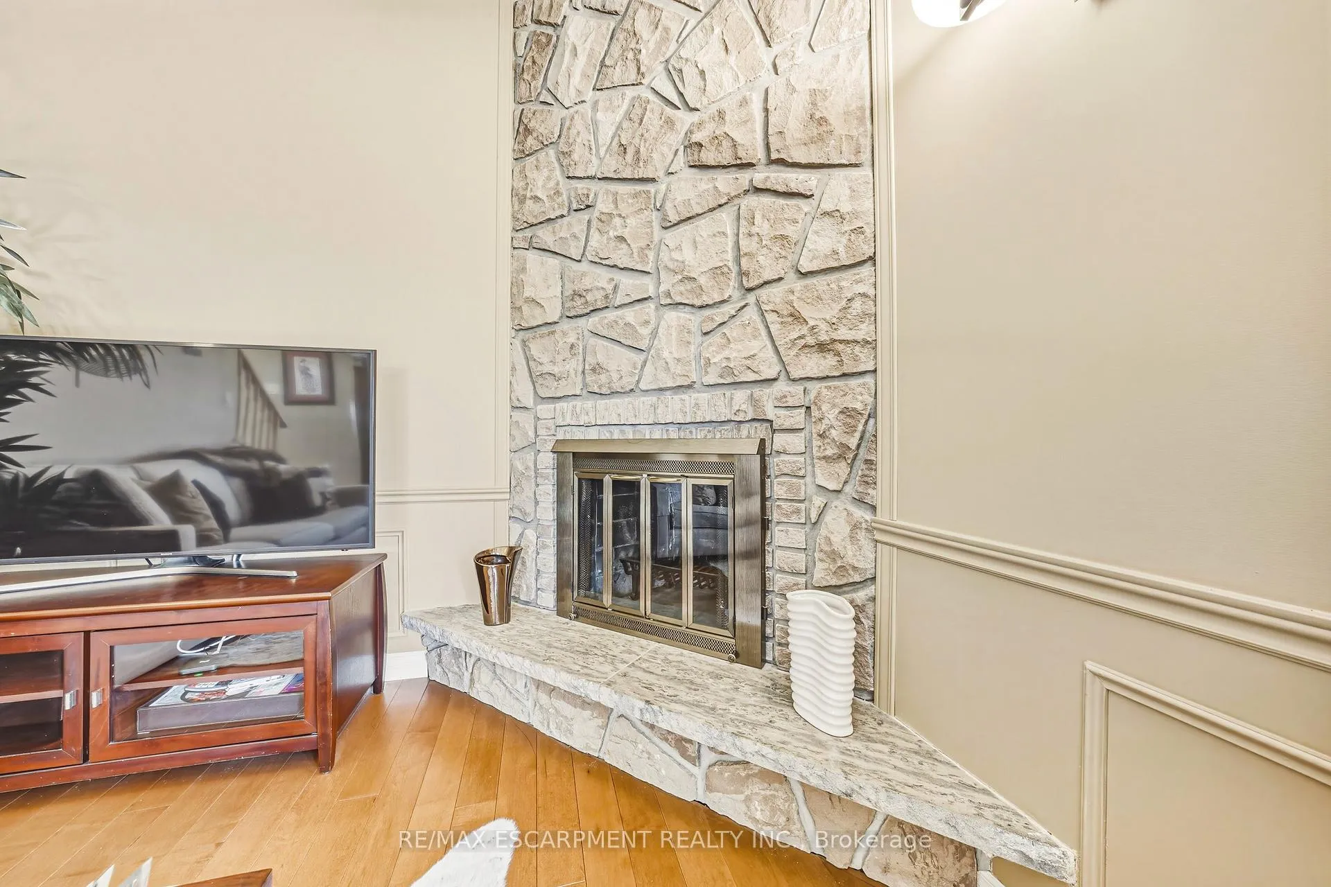 Photo 12 of 577 Tomahawk Crescent, Hamilton, Ancaster — HOMEH