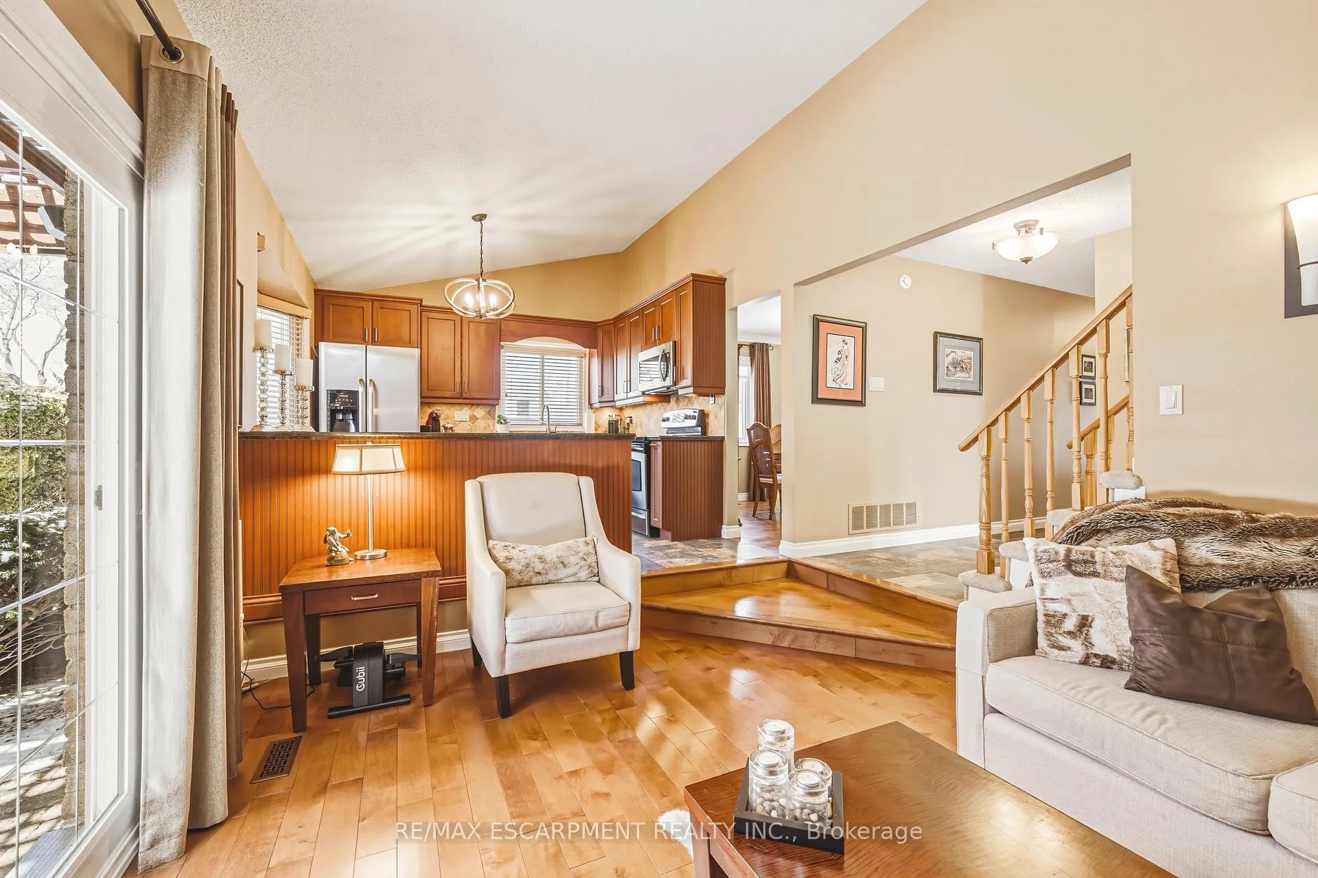Photo 13 of 577 Tomahawk Crescent, Hamilton, Ancaster — HOMEH