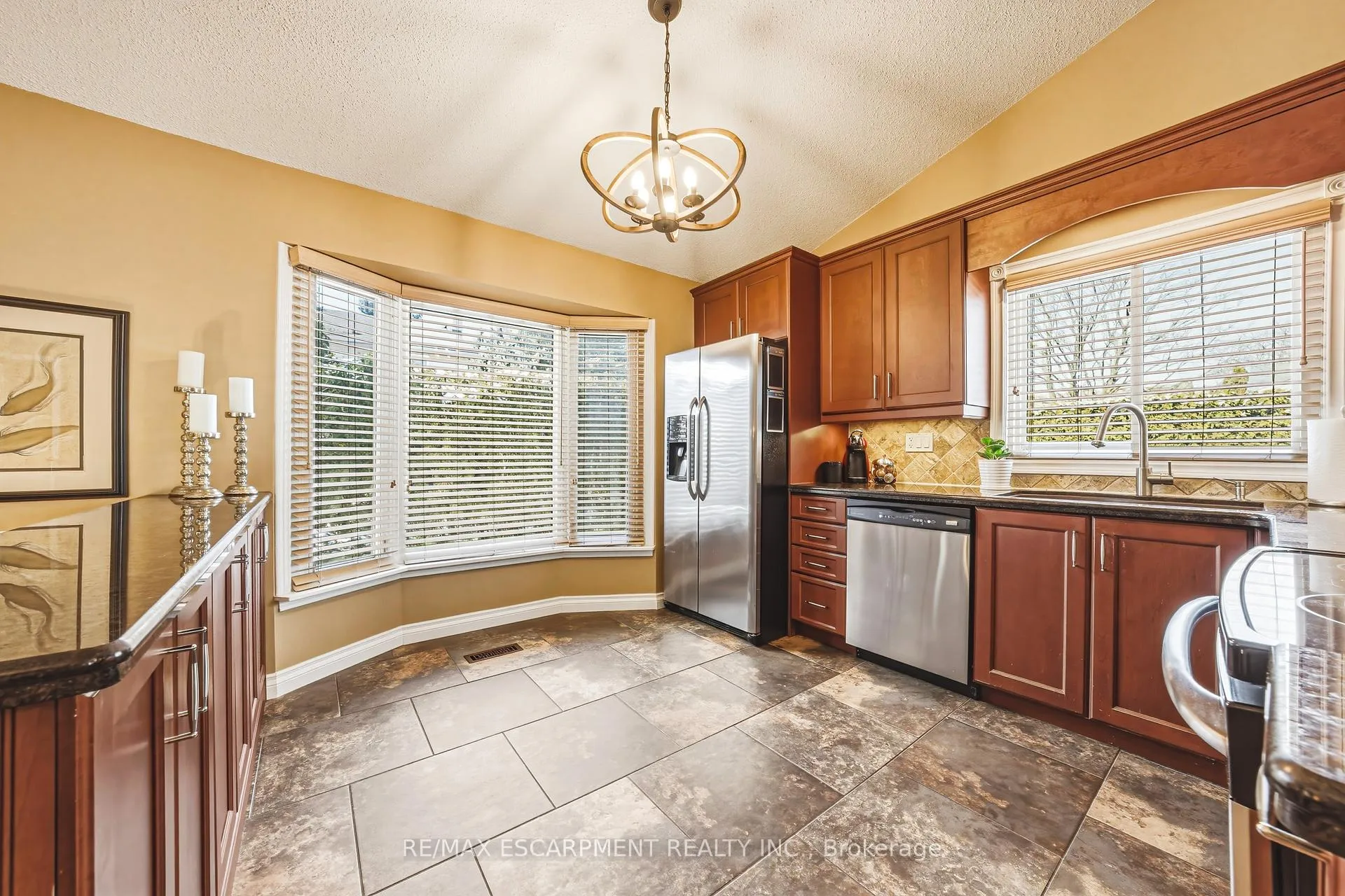 Photo 16 of 577 Tomahawk Crescent, Hamilton, Ancaster — HOMEH