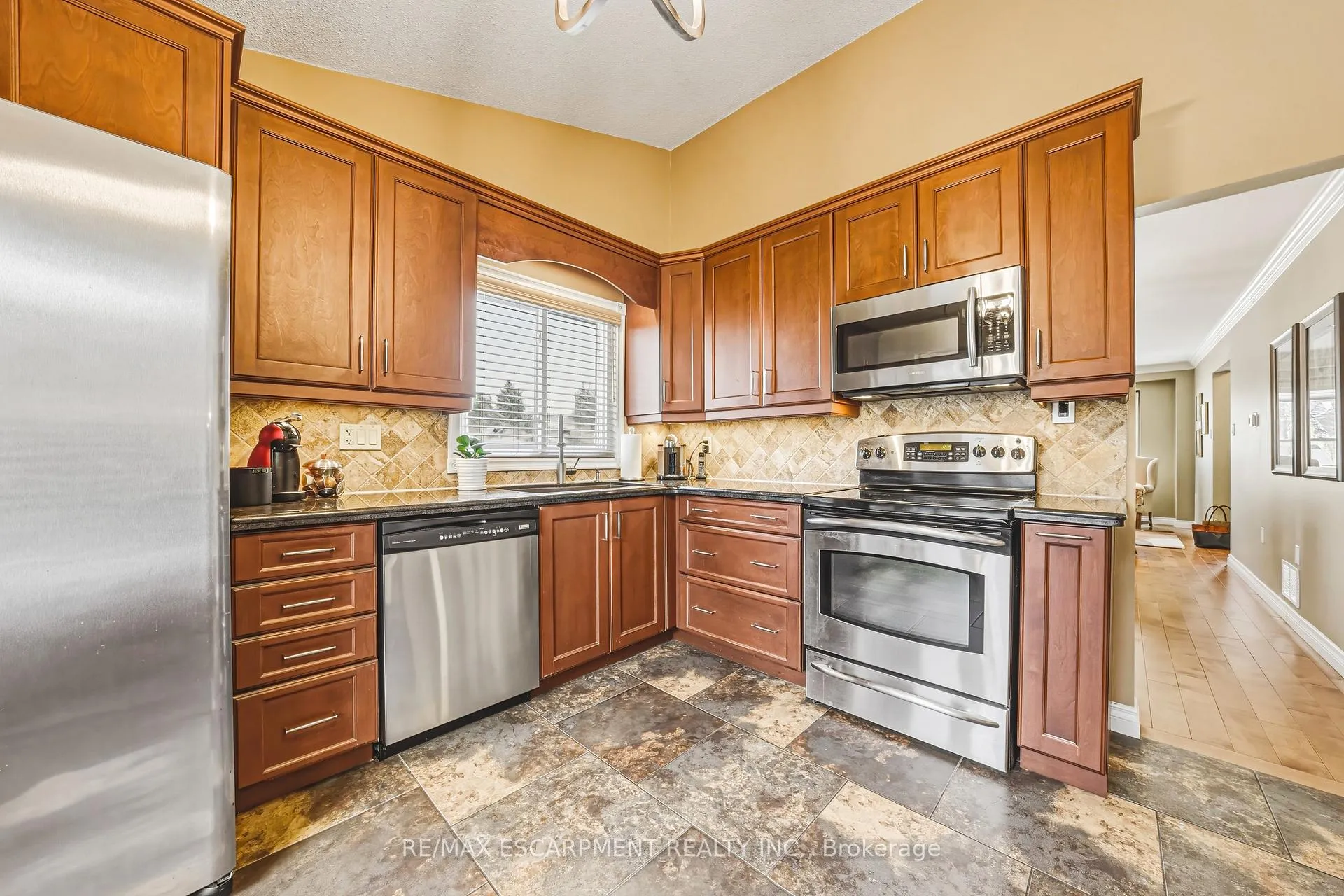 Photo 17 of 577 Tomahawk Crescent, Hamilton, Ancaster — HOMEH