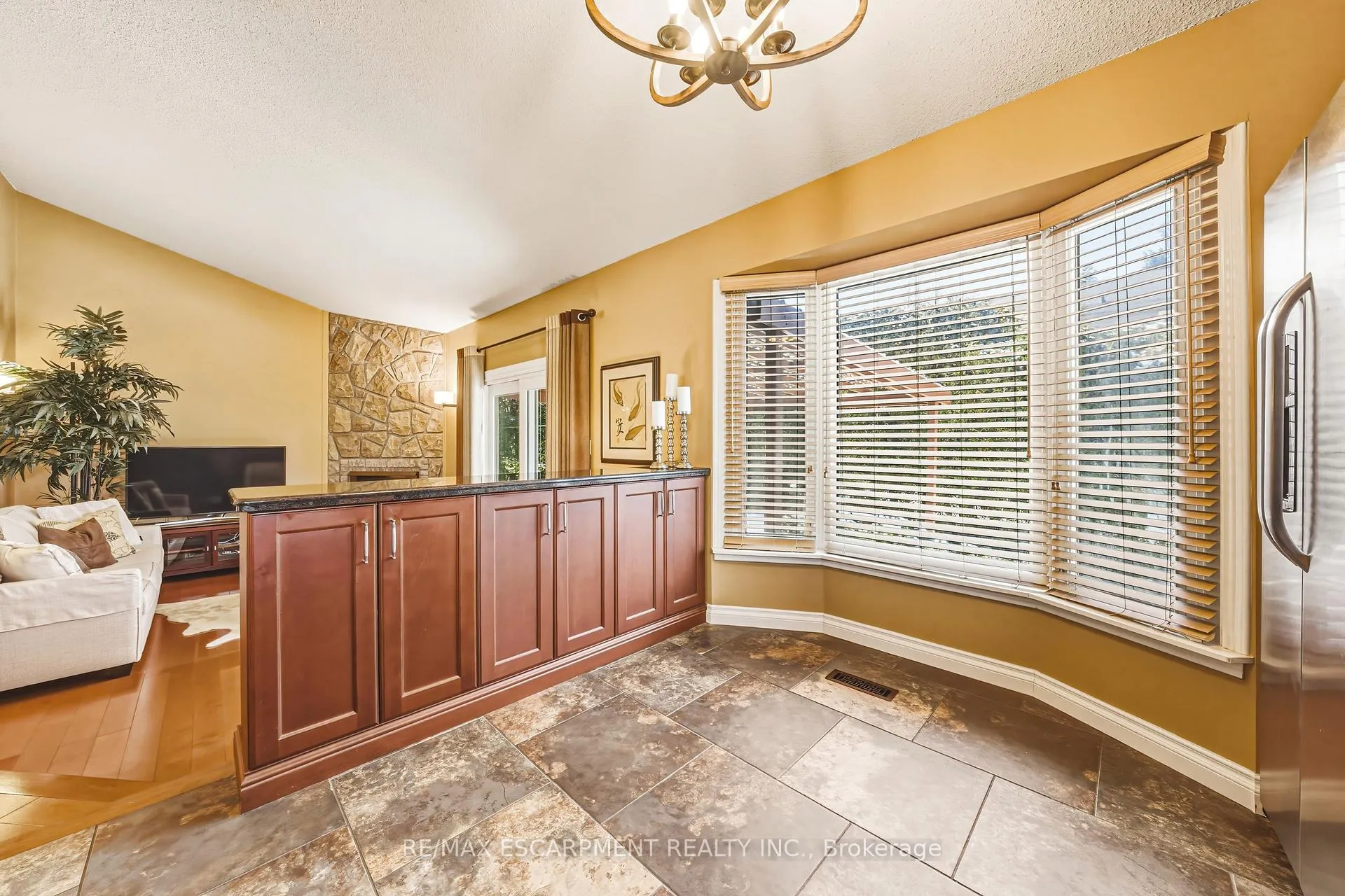 Photo 18 of 577 Tomahawk Crescent, Hamilton, Ancaster — HOMEH