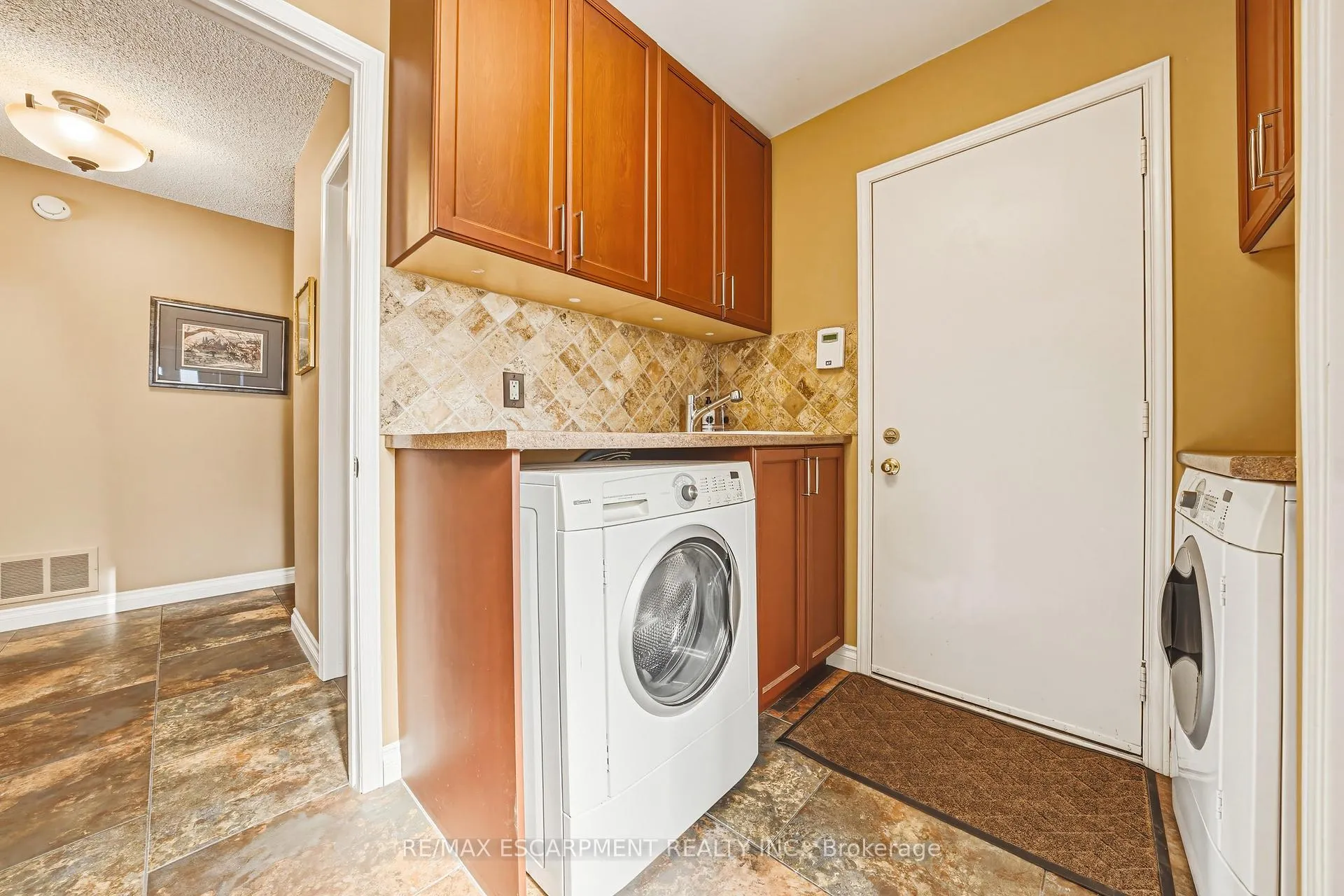 Photo 21 of 577 Tomahawk Crescent, Hamilton, Ancaster — HOMEH