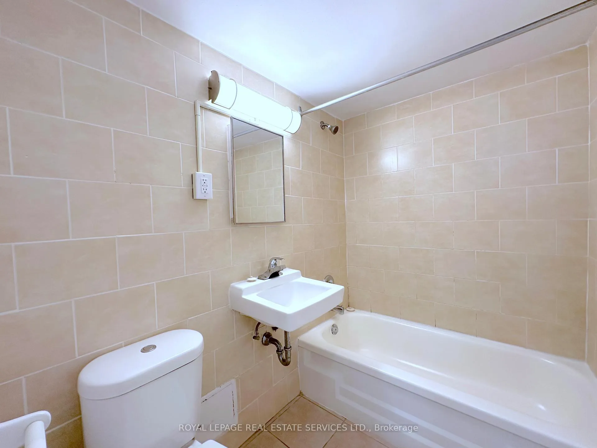 Photo 6 of Unit 909, 99 Howard Street, Toronto, North St. James Town — HOMEH