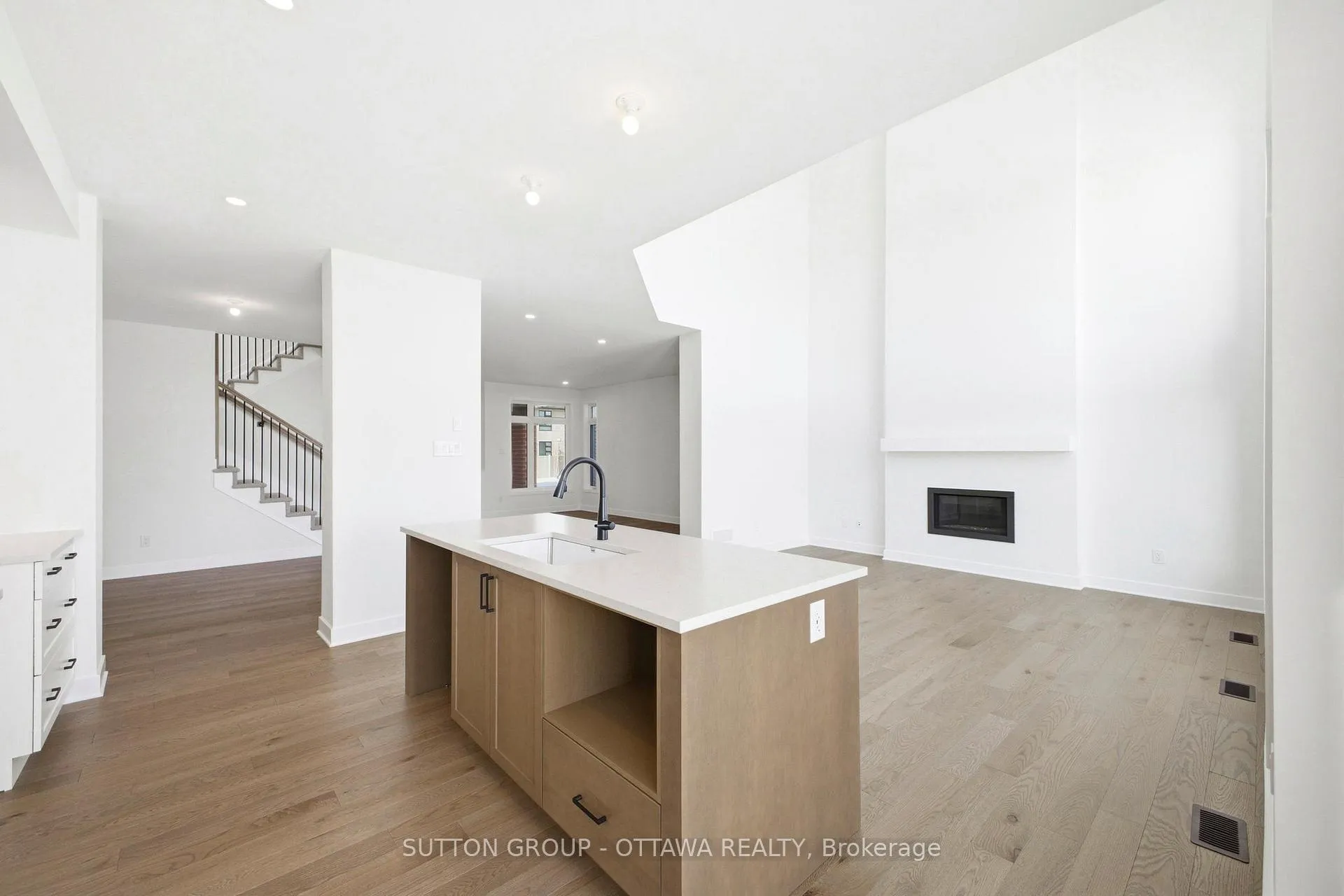 Photo 15 of 142 Shuttleworth Drive, Ottawa, Leitrim — HOMEH