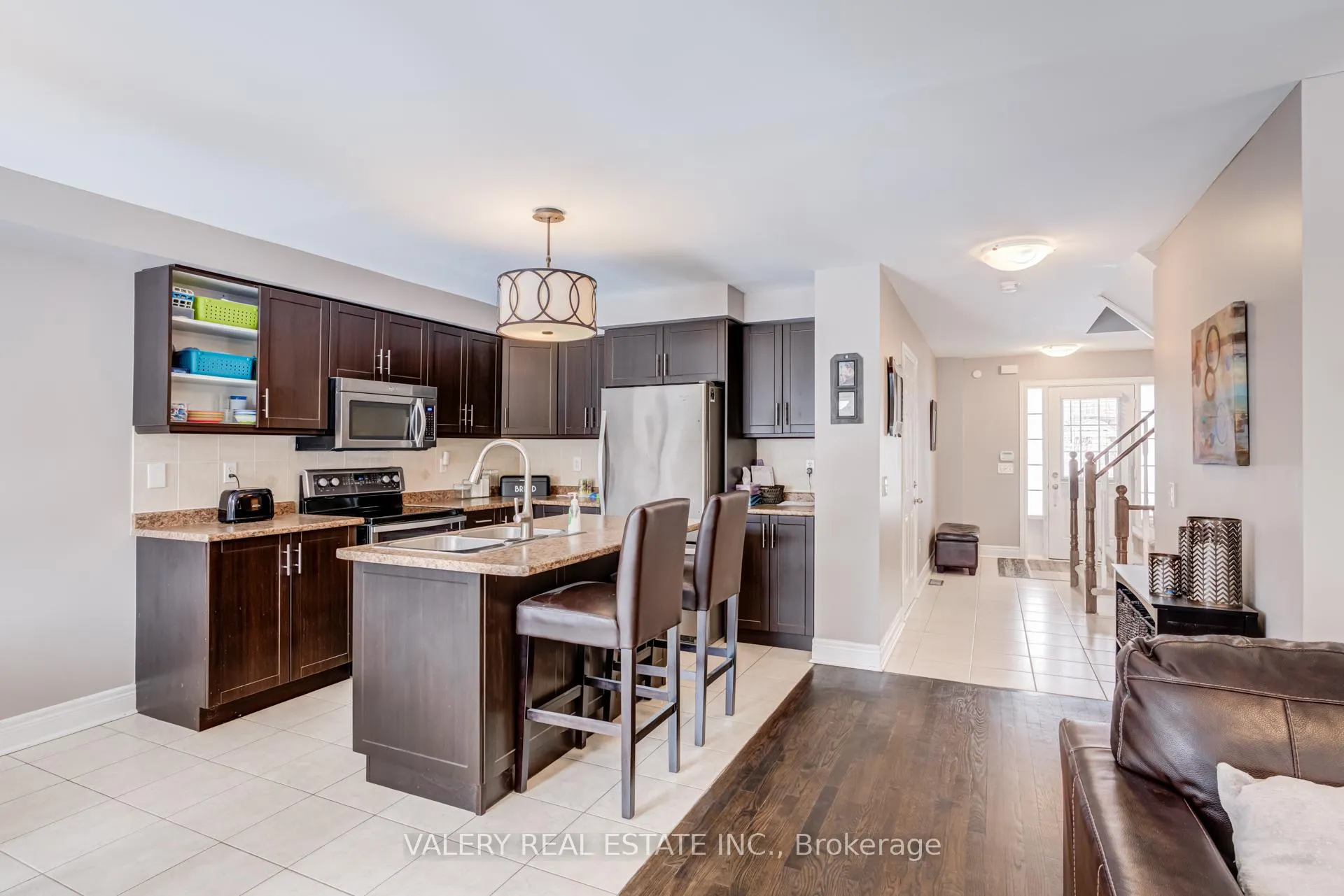 Photo 4 of 63 Bathgate Crescent, Clarington, Courtice — HOMEH