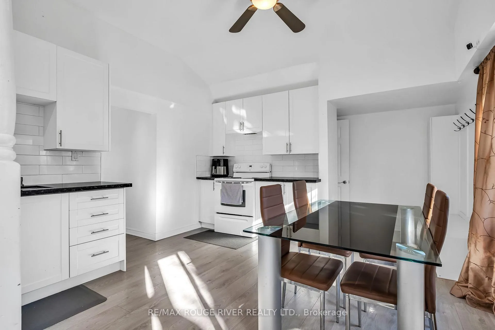 Photo 4 of 5482 lakeshore Drive, Hamilton Township, Rural Hamilton — HOMEH