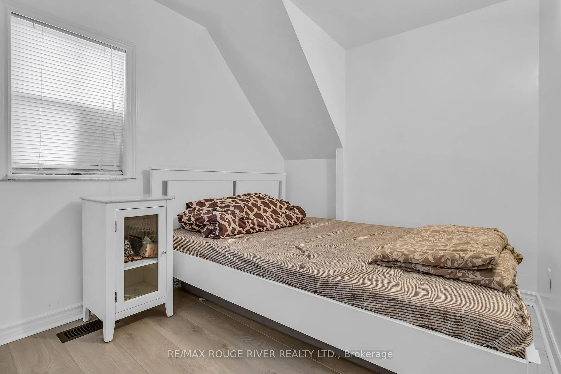 Photo 11 of 5482 lakeshore Drive, Hamilton Township, Rural Hamilton — HOMEH