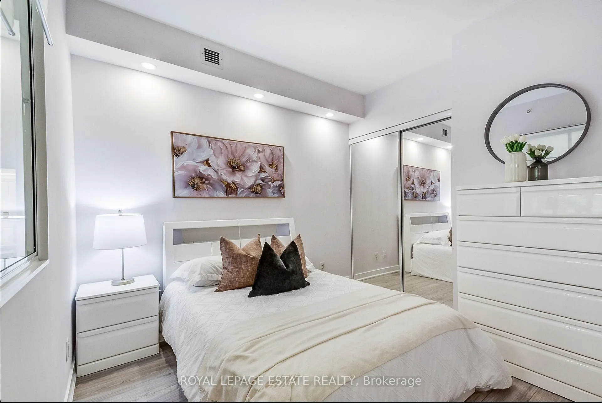 Photo 10 of Unit 306, 1960 Queen Street E, Toronto, The Beaches — HOMEH