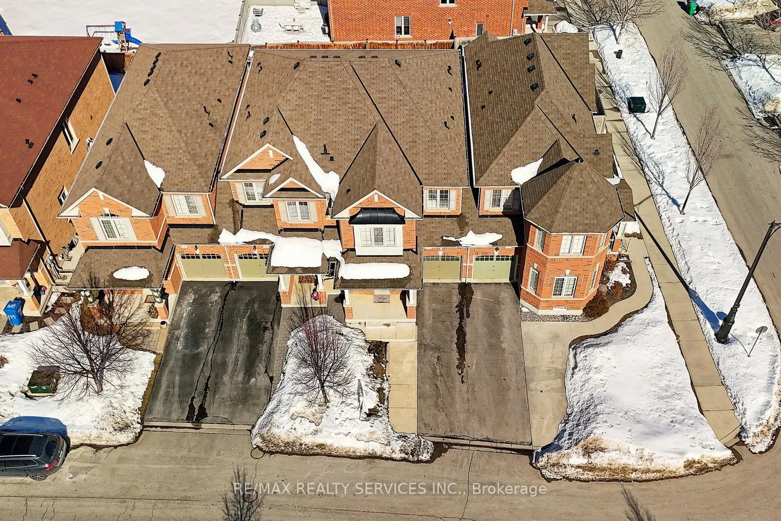 Photo 3 of 83 Kempenfelt Trail, Brampton, Northwest Brampton — HOMEH