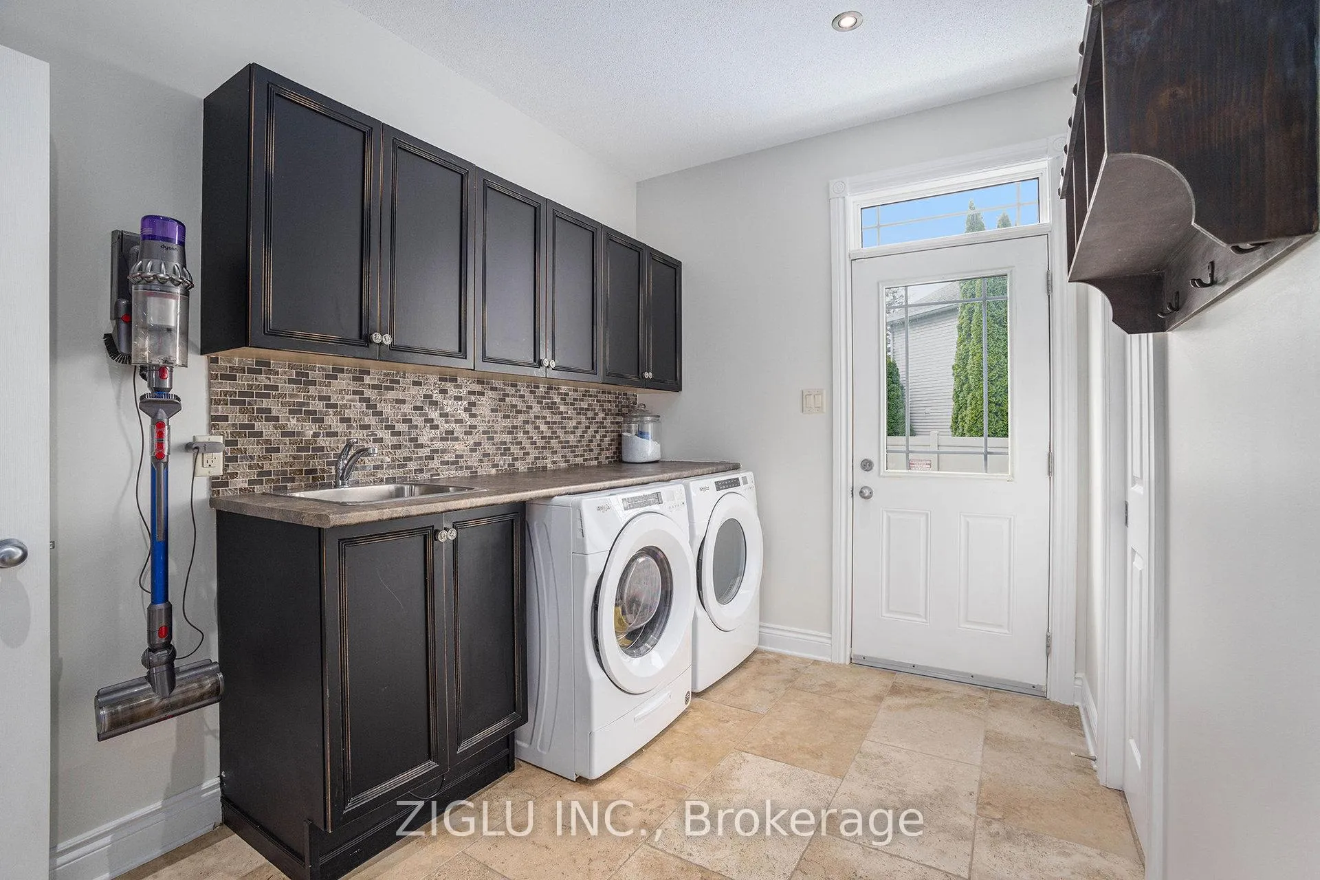 Photo 19 of 38 Oradea Crescent, Ottawa, Richmond — HOMEH