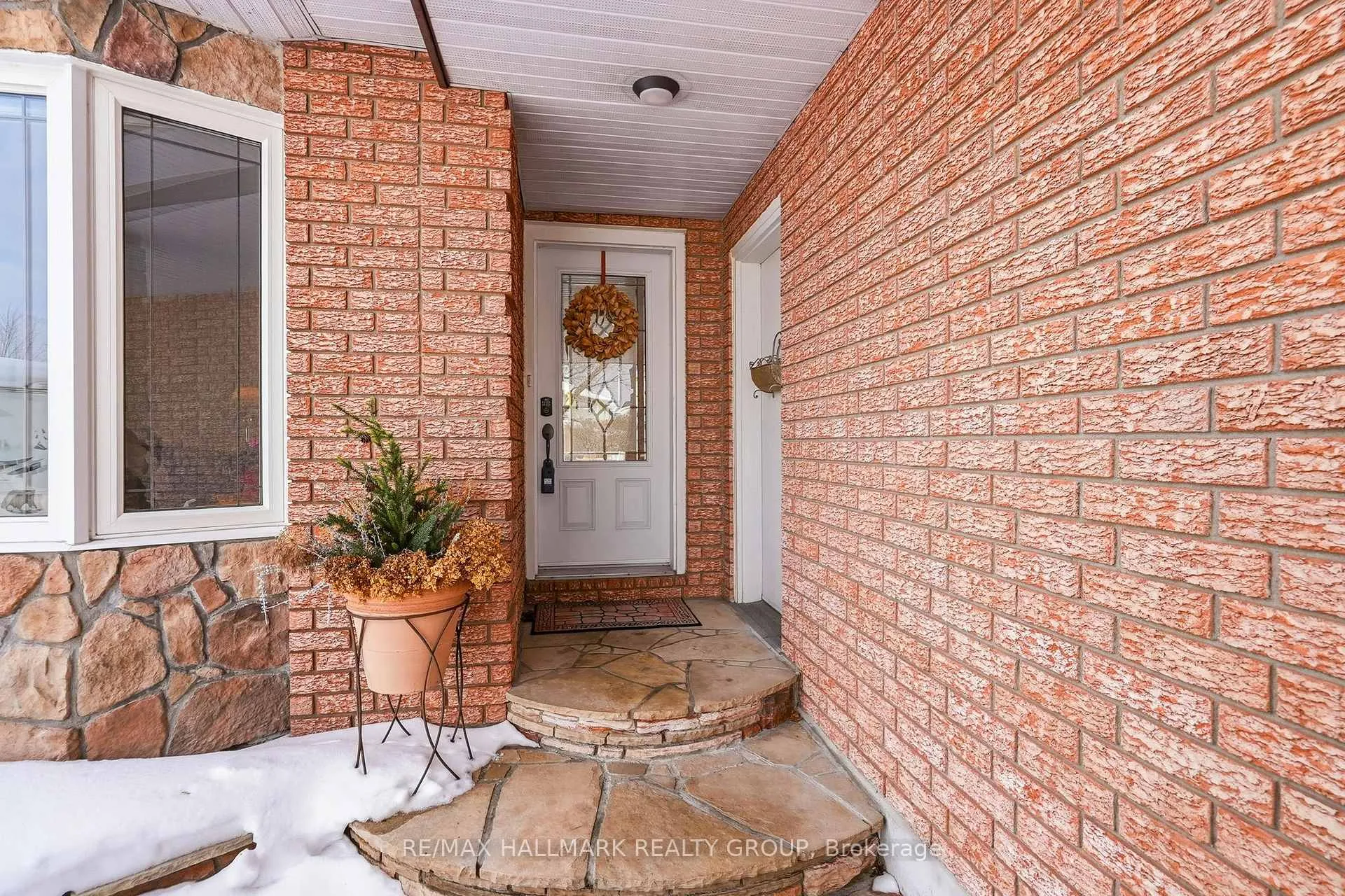 Photo 4 of 552 Wilkie Drive, Ottawa, Fallingbrook/Pineridge — HOMEH
