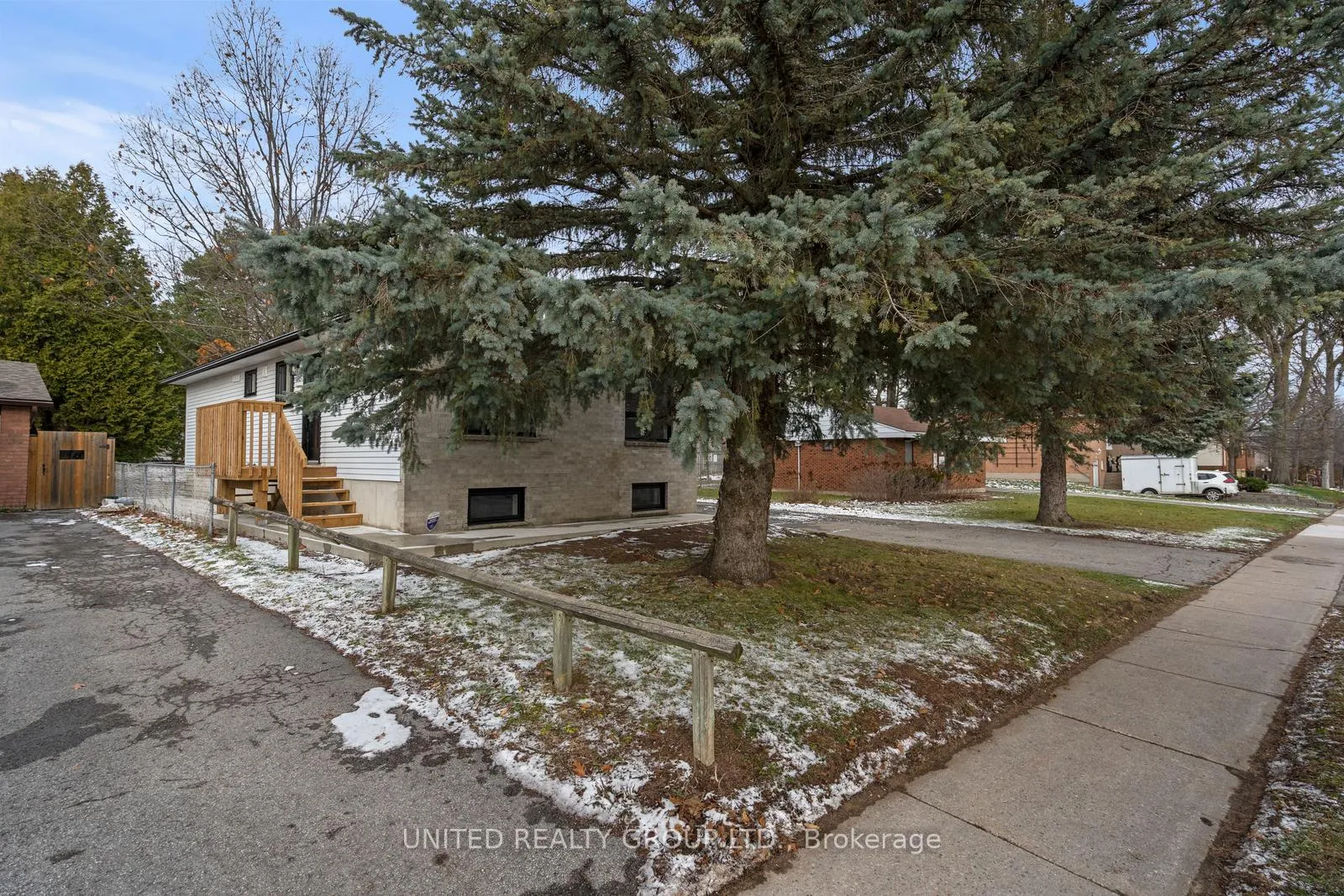 Photo 4 of Unit Main, 176 Letitia Street, Barrie, Letitia Heights — HOMEH