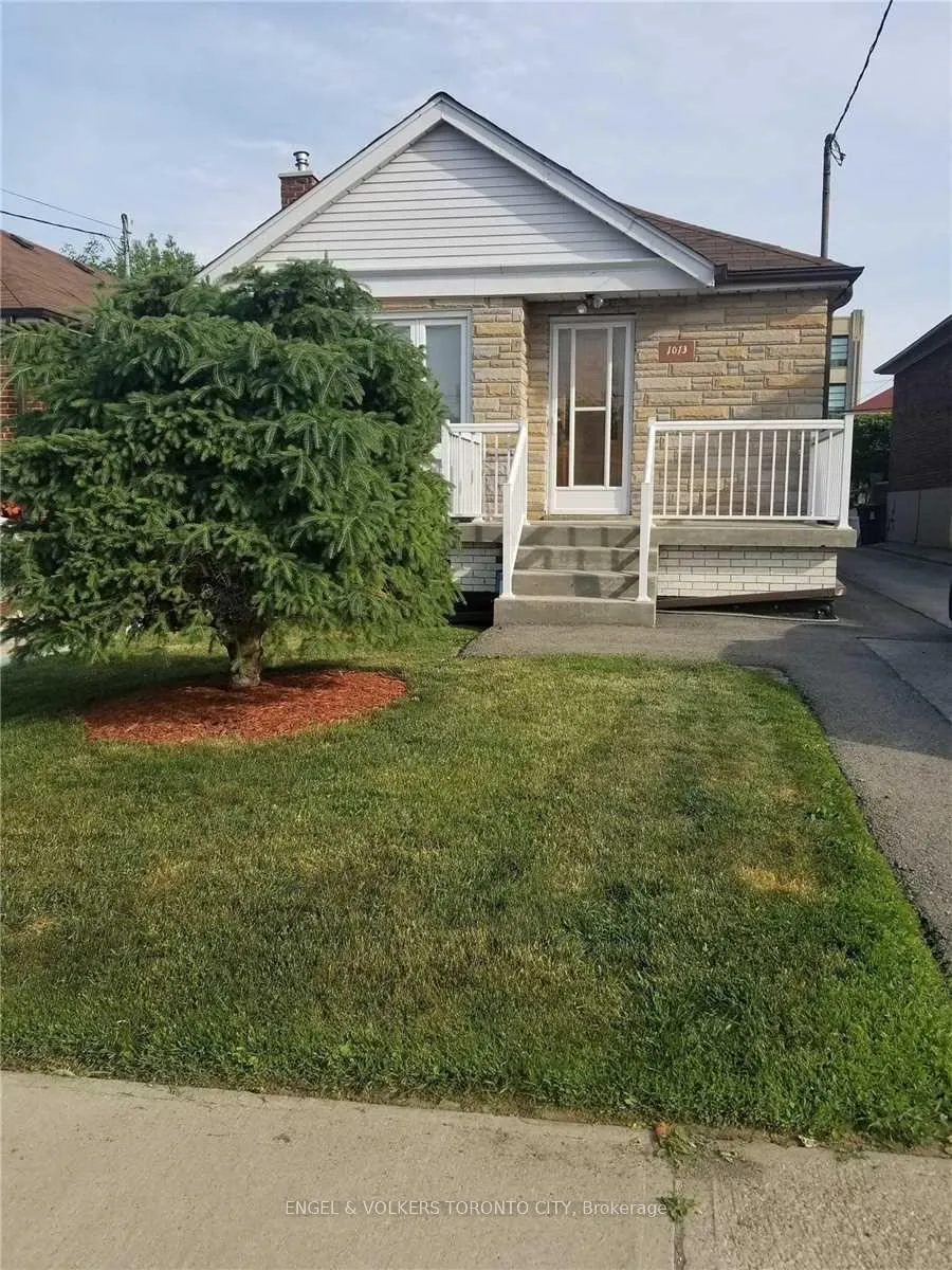Front of Unit Main, 1013 Castlefield Avenue N
