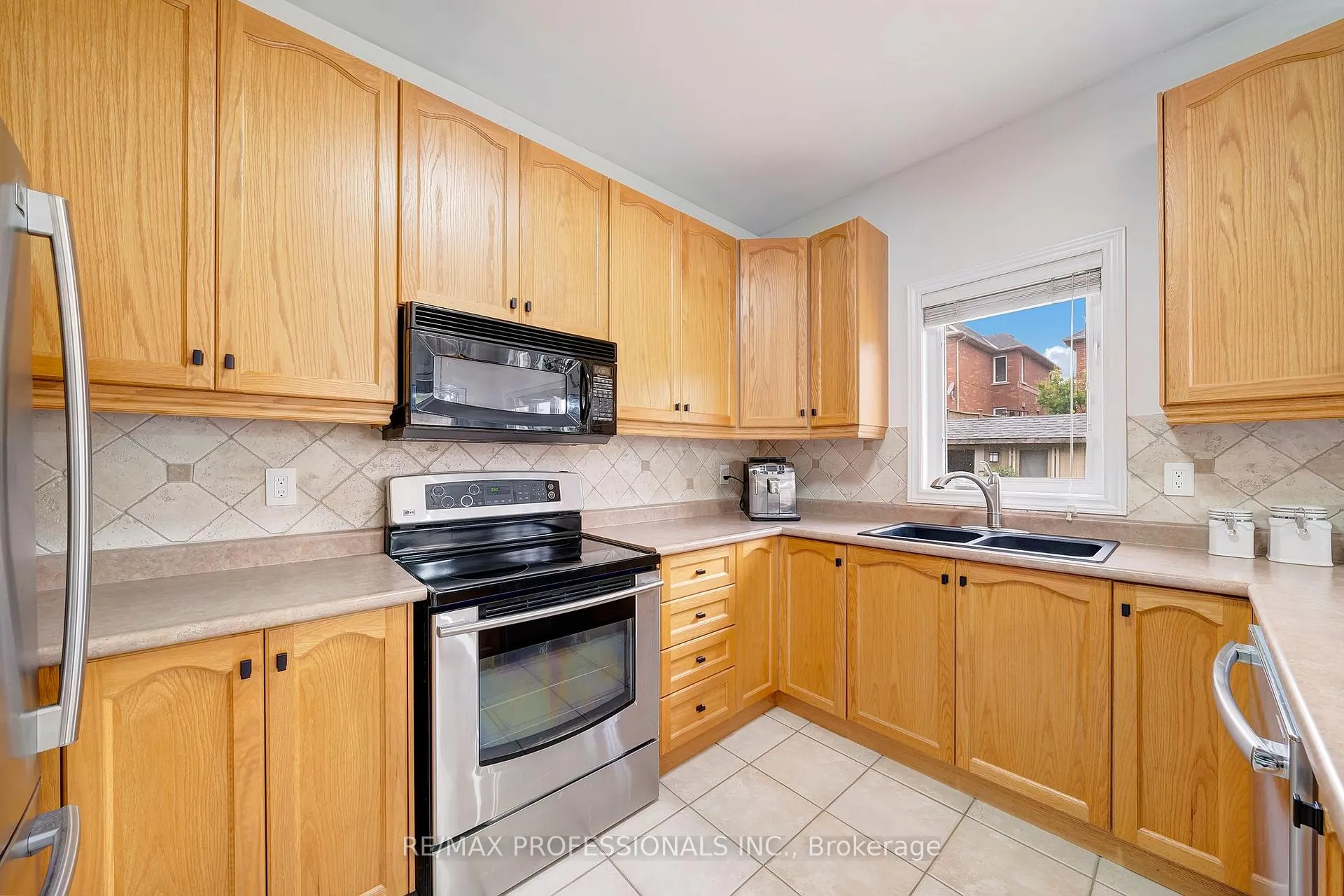 Photo 8 of 67 Chaplin Crescent, Halton Hills, Georgetown — HOMEH