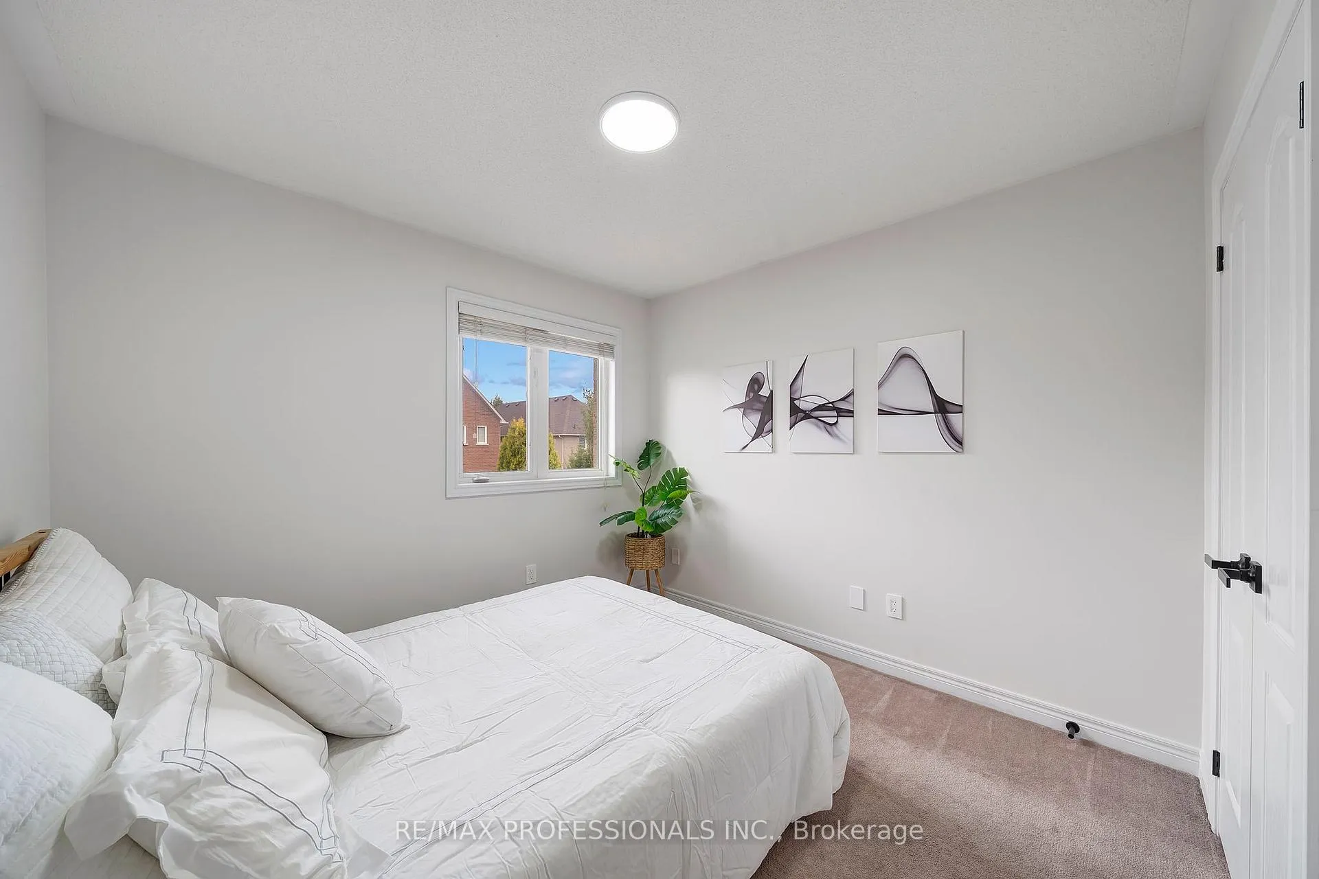 Photo 24 of 67 Chaplin Crescent, Halton Hills, Georgetown — HOMEH