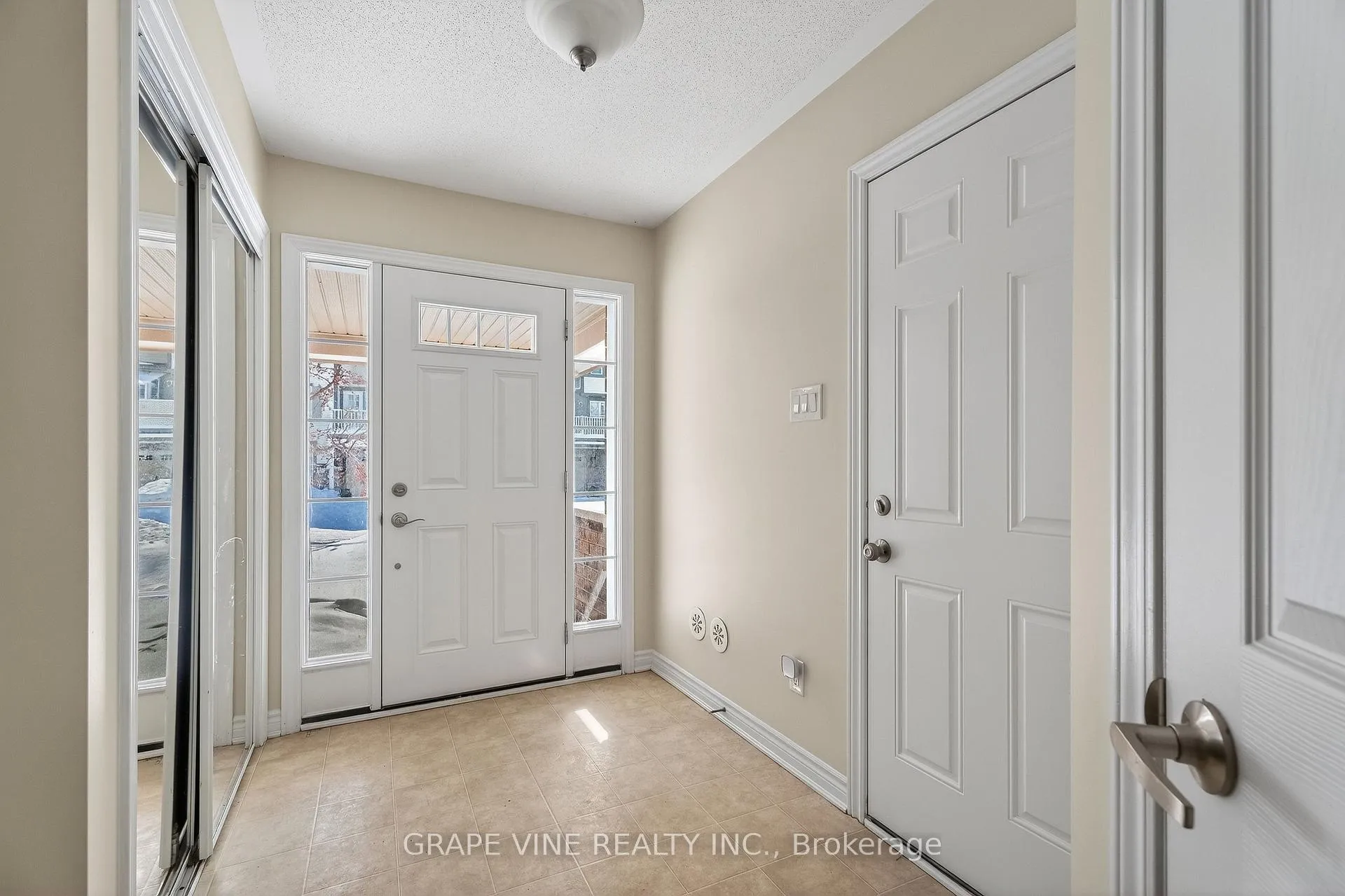 Photo 5 of 330 Sweet Grass Circle, Ottawa, Barrhaven - Half Moon Bay — HOMEH