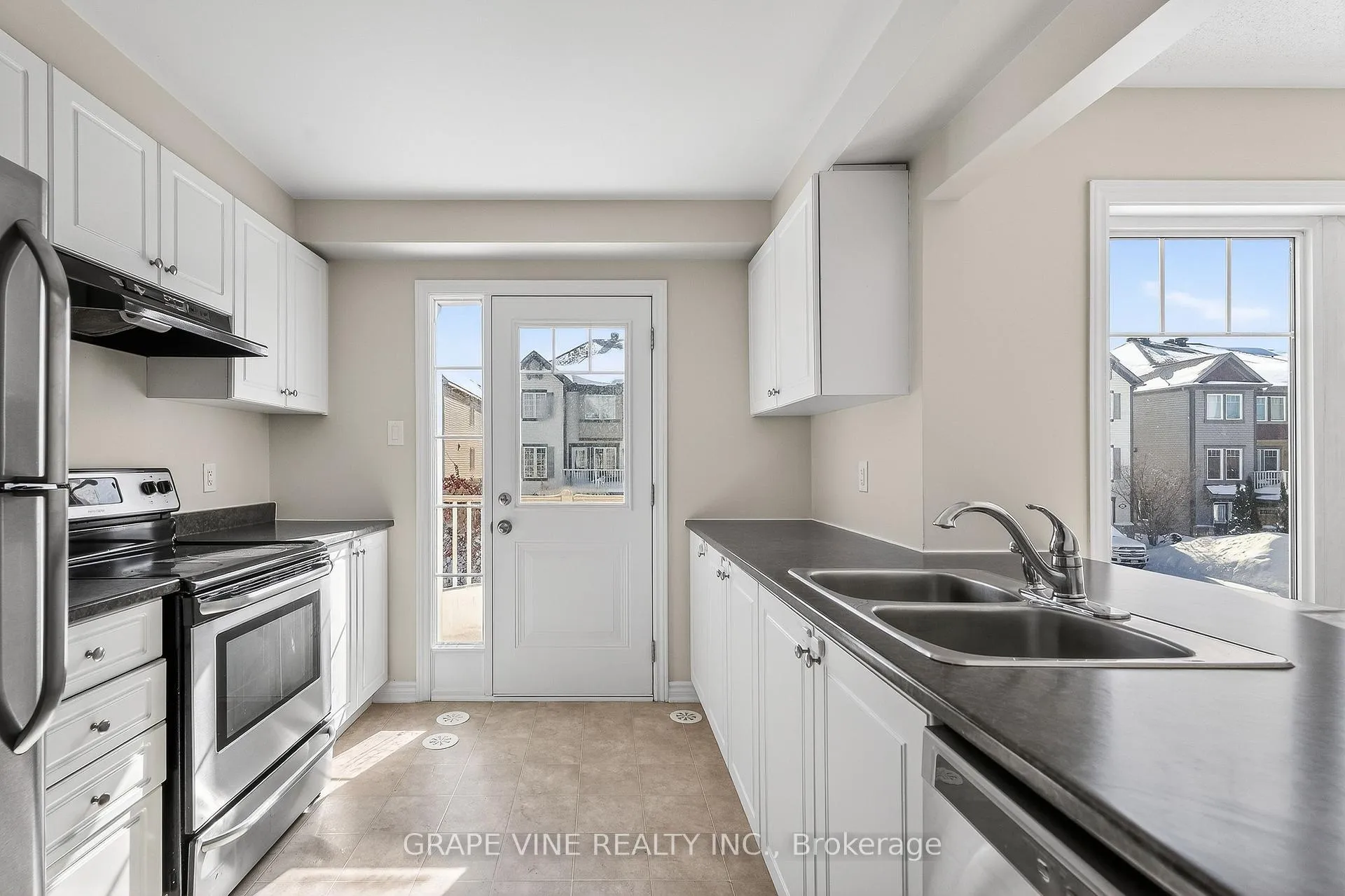 Photo 10 of 330 Sweet Grass Circle, Ottawa, Barrhaven - Half Moon Bay — HOMEH