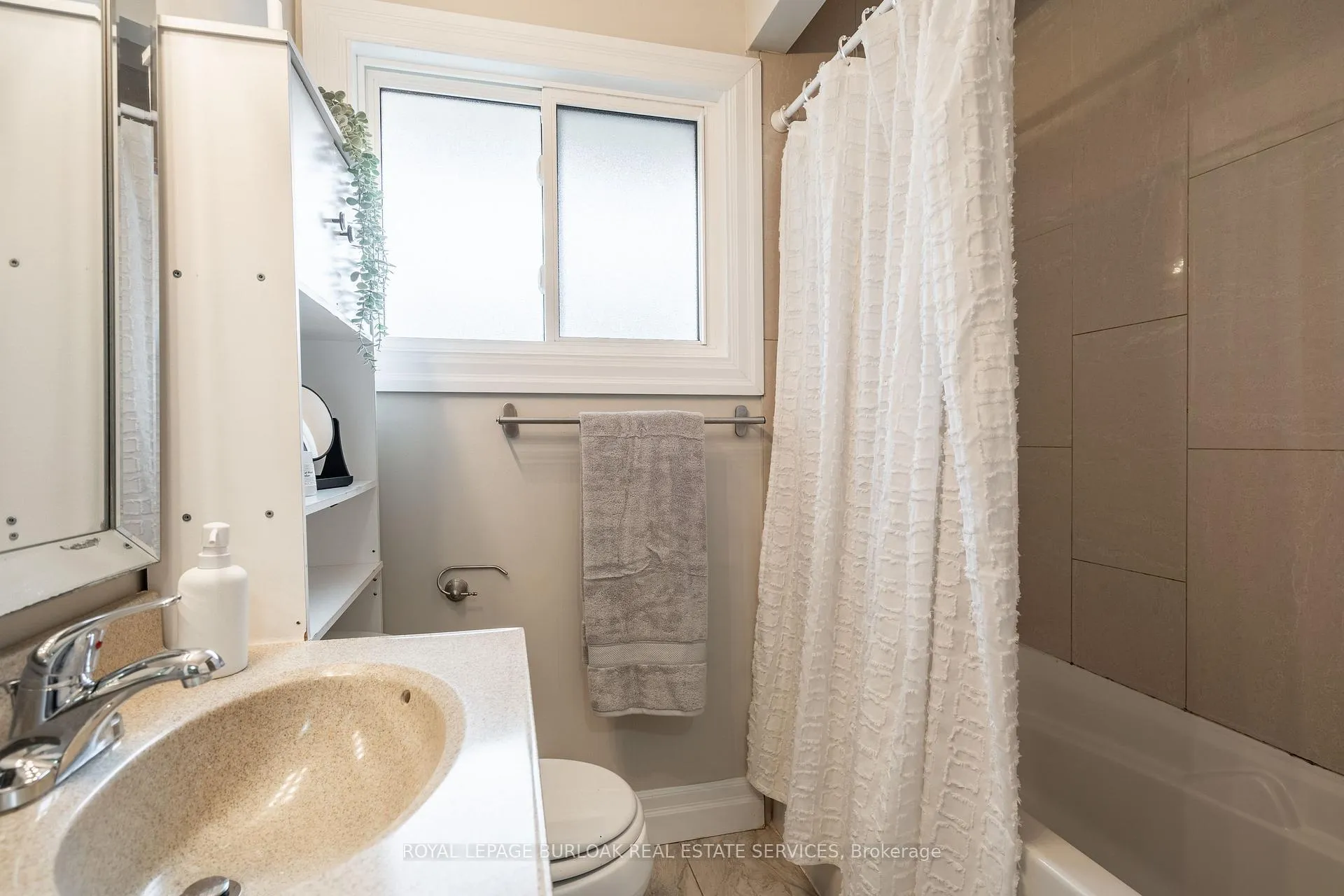 Photo 24 of Unit Upper, 34 Briarwood Crescent, Hamilton, Buchanan — HOMEH
