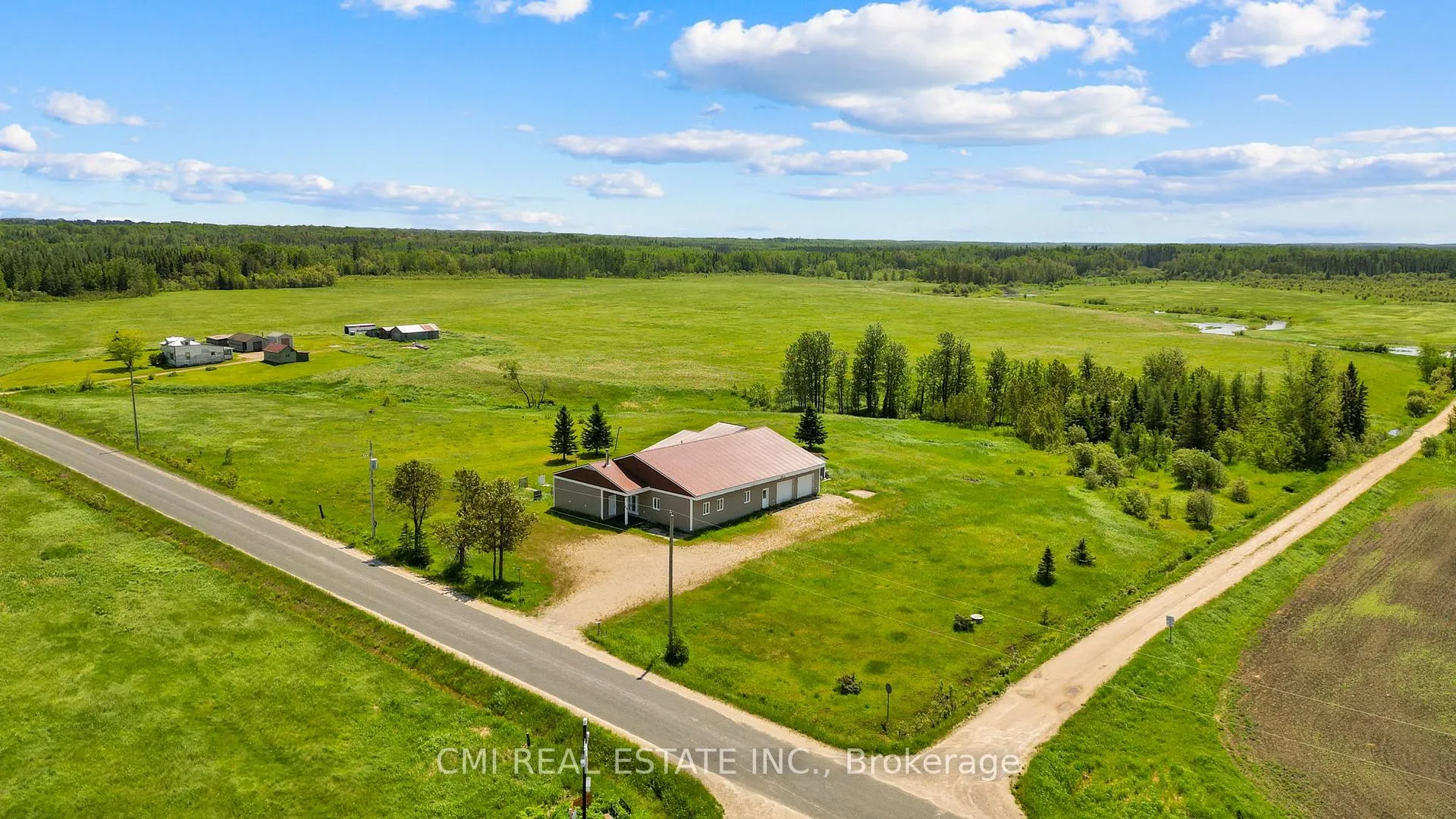 Photo 14 of 1632 Conc 2 & 3 Road, Cochrane — HOMEH