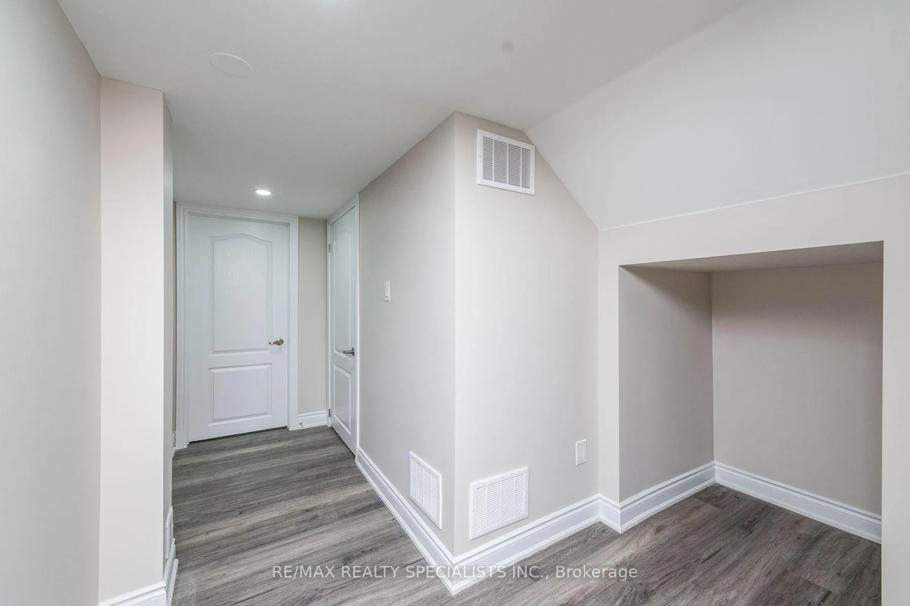 Photo 13 of 9 Boothill Drive, Brampton, Northwest Brampton — HOMEH