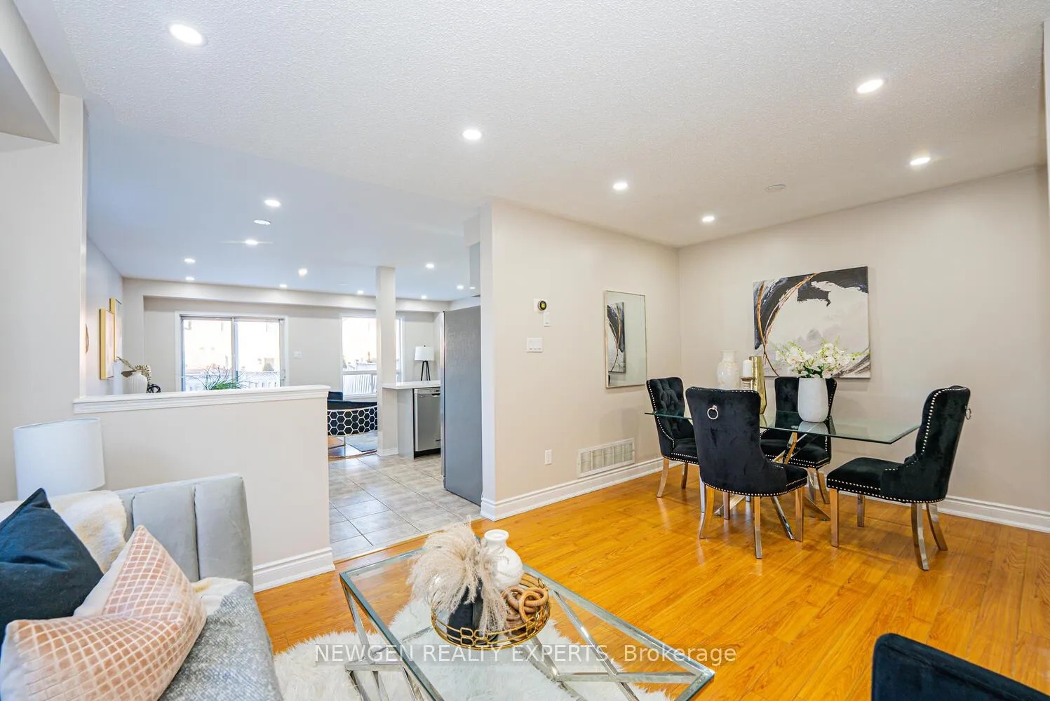 Photo 12 of 23 Whiteface Crescent, Brampton, Fletcher's Meadow — HOMEH