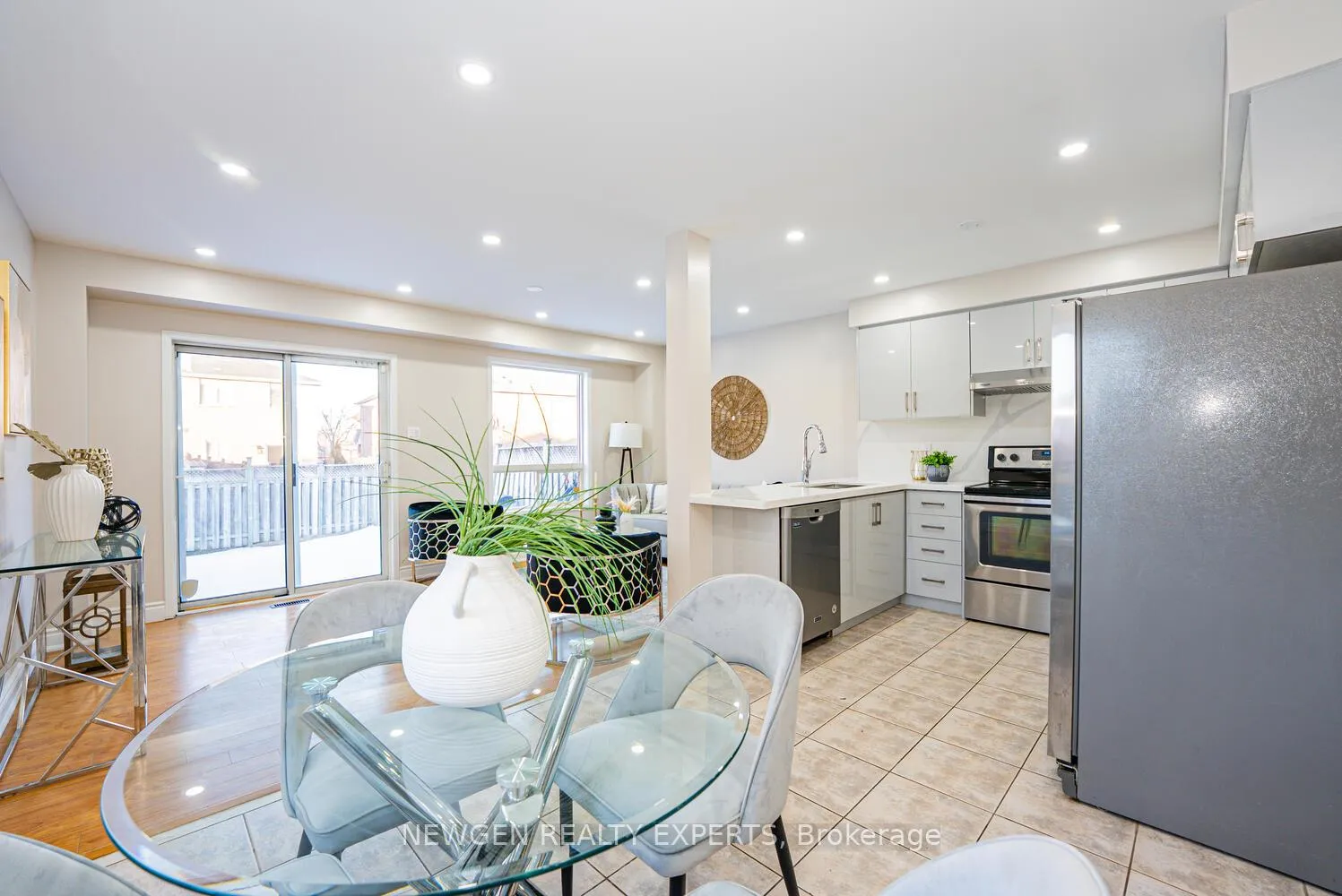 Photo 16 of 23 Whiteface Crescent, Brampton, Fletcher's Meadow — HOMEH
