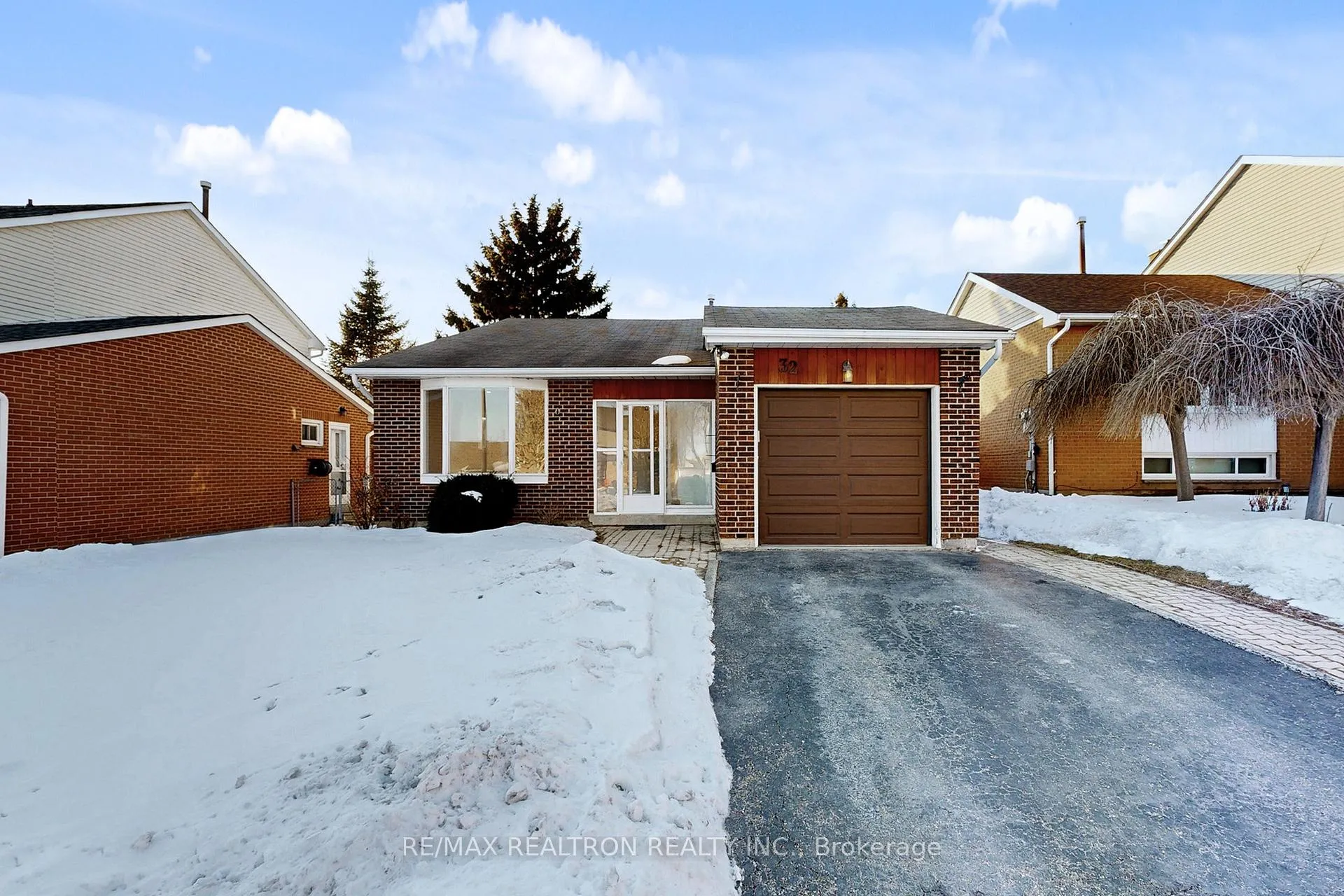 Photo 2 of 32 Panter Crescent, Ajax, South West — HOMEH