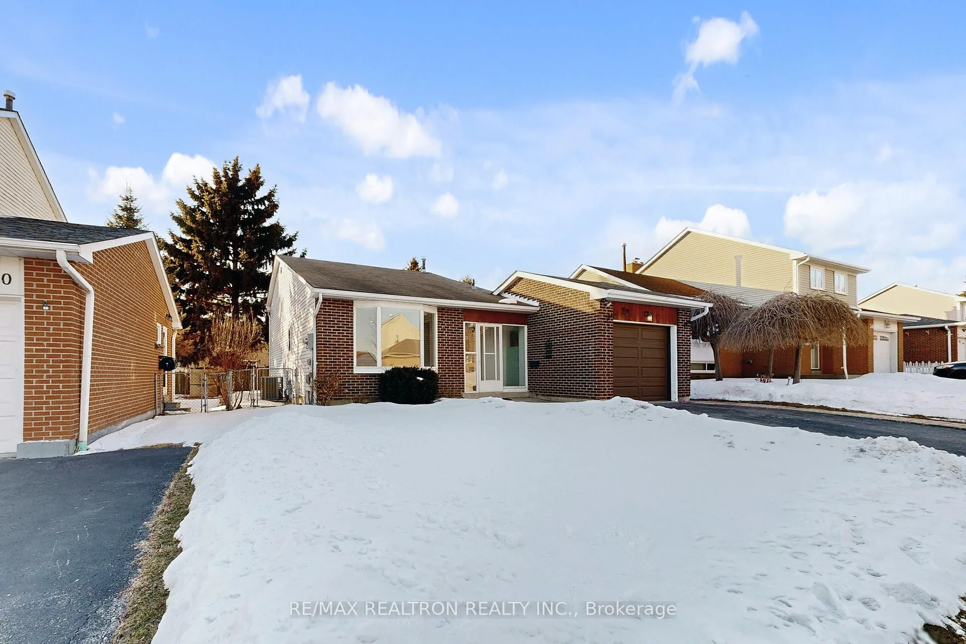 Photo 3 of 32 Panter Crescent, Ajax, South West — HOMEH
