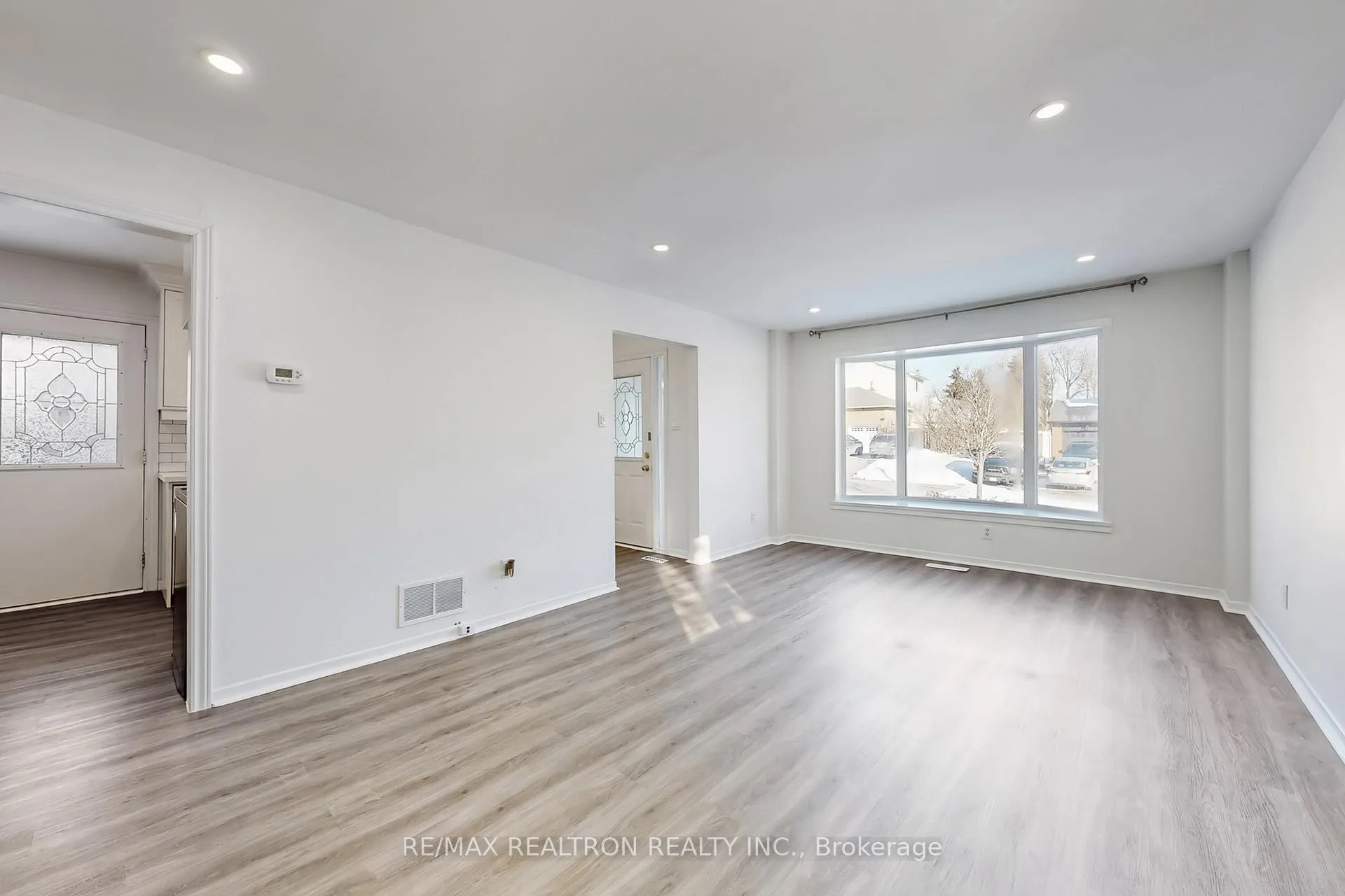 Photo 7 of 32 Panter Crescent, Ajax, South West — HOMEH