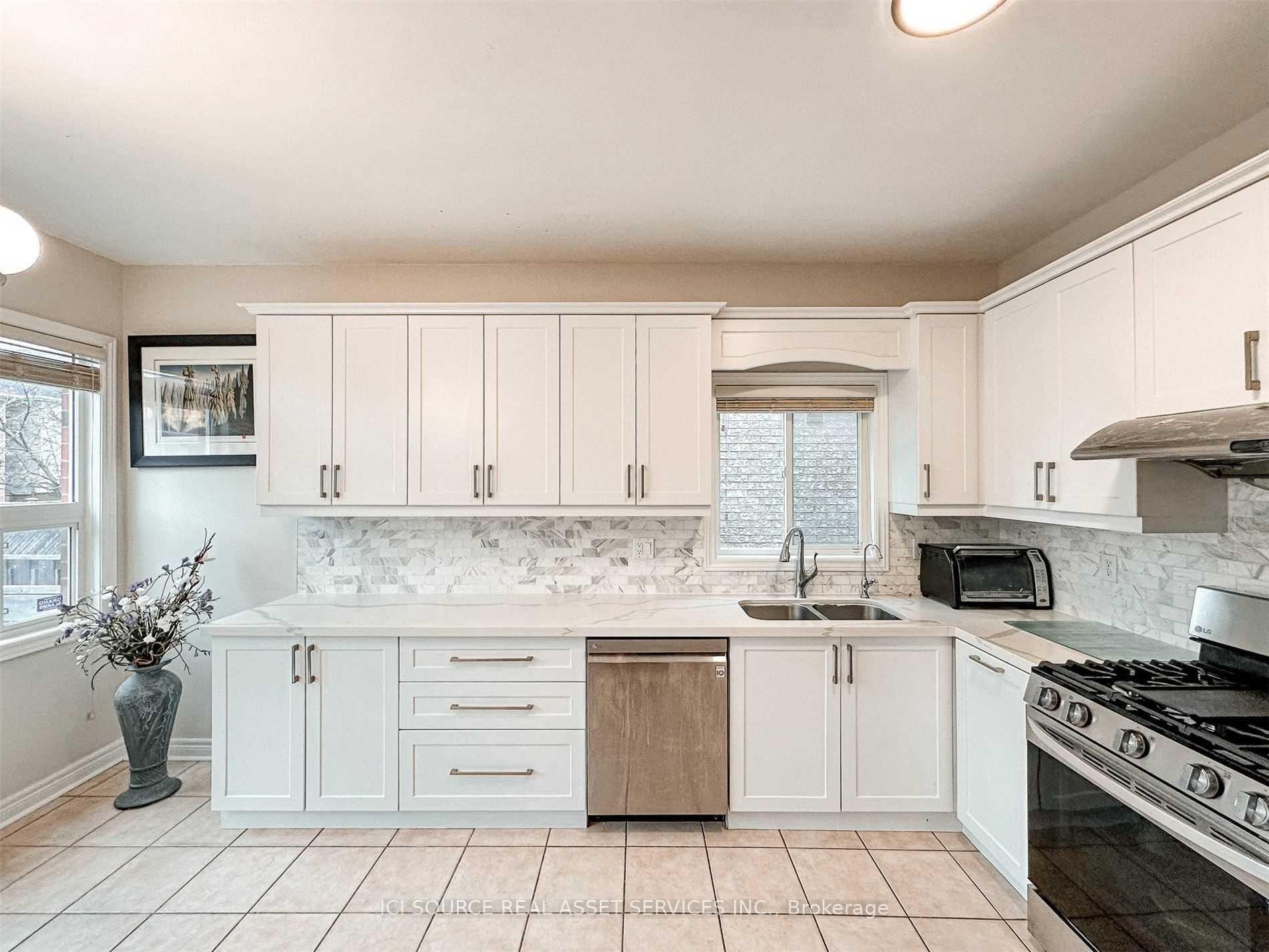 Photo 11 of 53 Westchester Crescent, Markham, Berczy — HOMEH