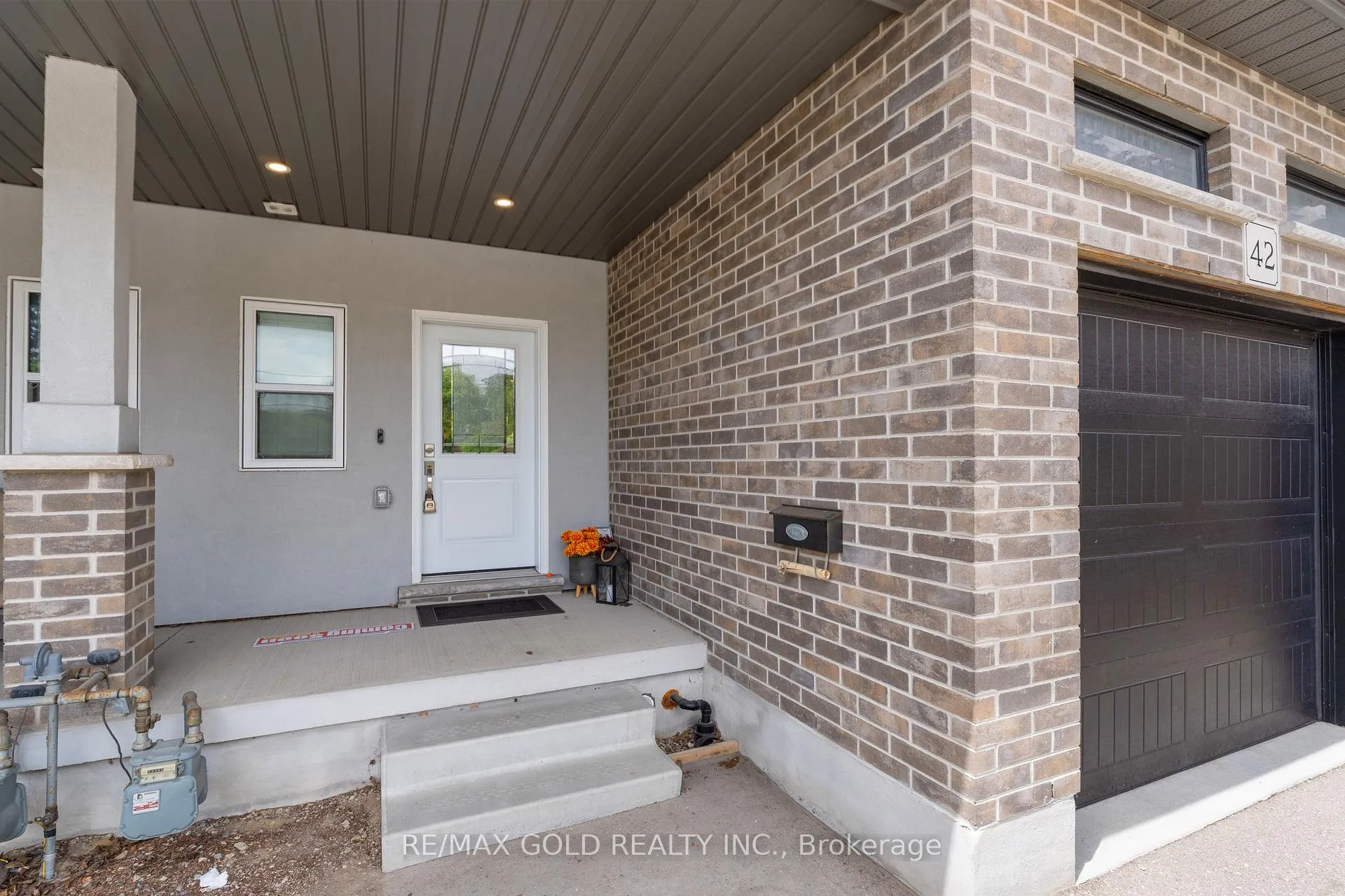 Photo 3 of 42 Fifth Avenue, Kitchener — HOMEH