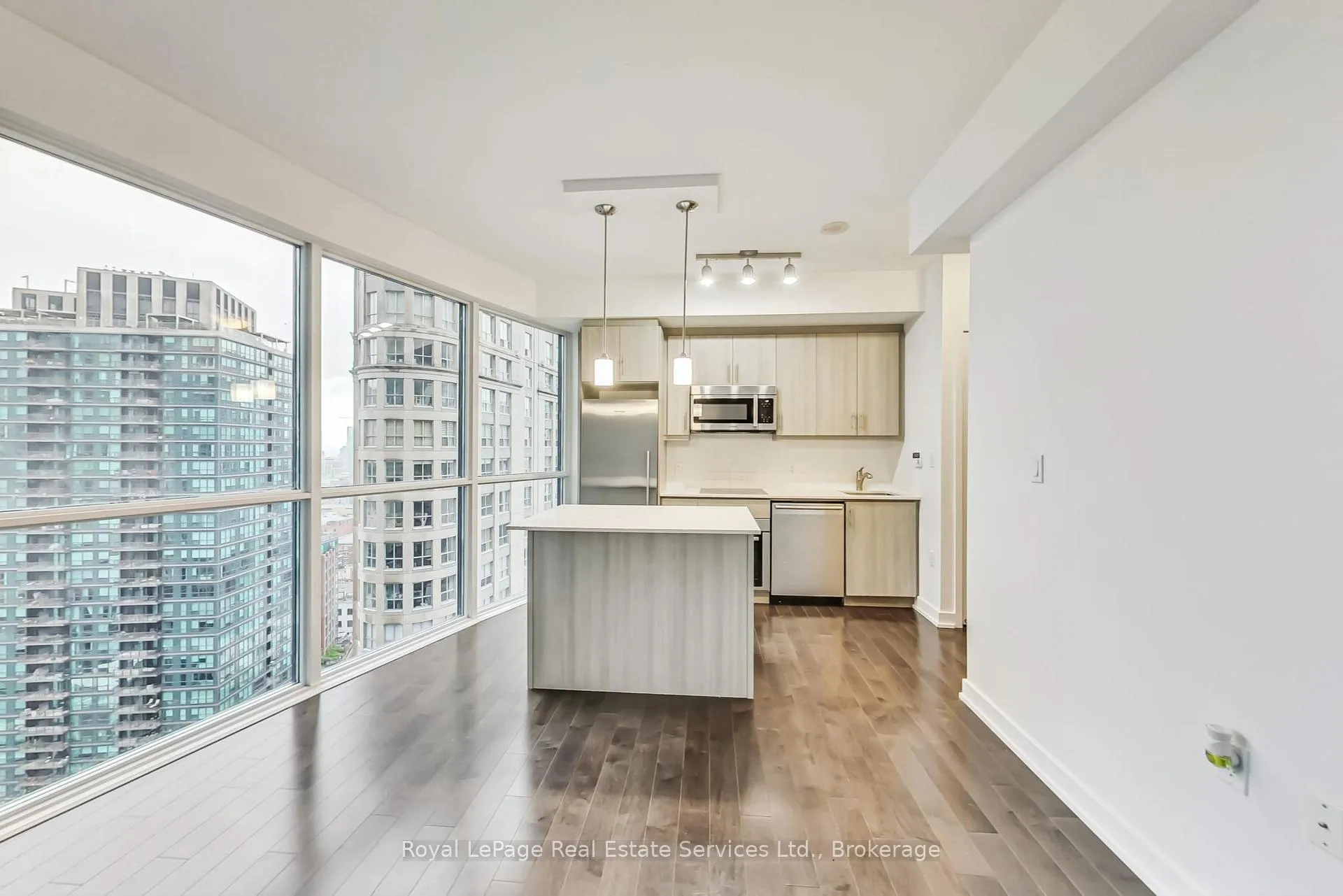 Photo 5 of Unit 2405, 1 The Esplanade, Toronto, Waterfront Communities — HOMEH