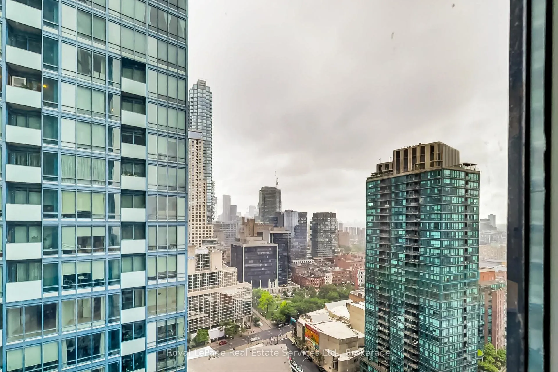 Photo 8 of Unit 2405, 1 The Esplanade, Toronto, Waterfront Communities — HOMEH