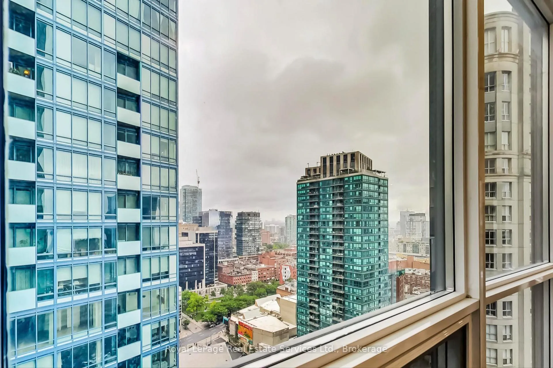 Photo 16 of Unit 2405, 1 The Esplanade, Toronto, Waterfront Communities — HOMEH