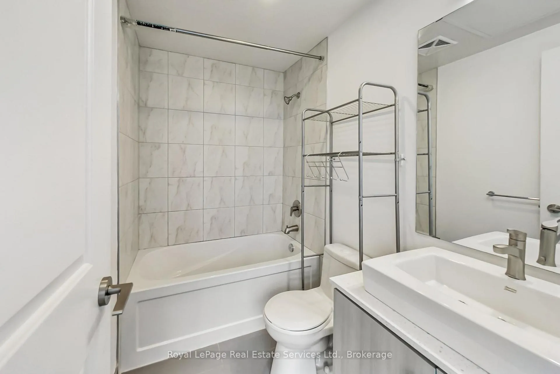 Photo 17 of Unit 2405, 1 The Esplanade, Toronto, Waterfront Communities — HOMEH