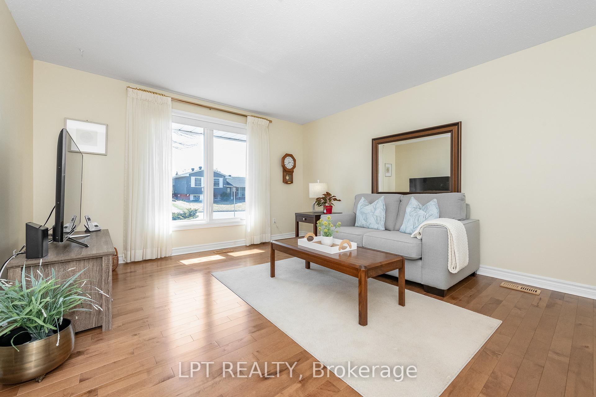 Photo 3 of 3307 Kodiak Street, Ottawa, South Keys — HOMEH