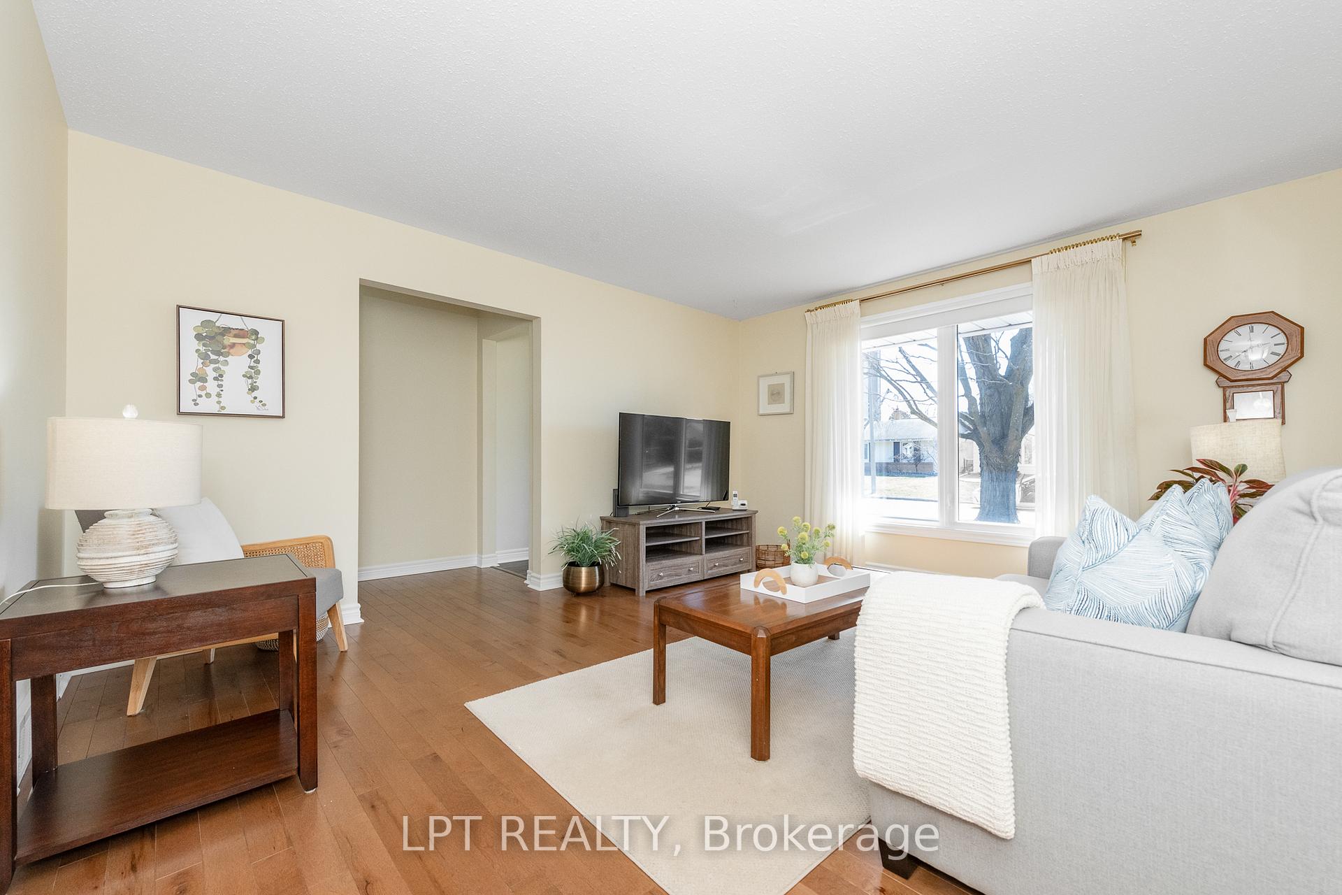 Photo 4 of 3307 Kodiak Street, Ottawa, South Keys — HOMEH