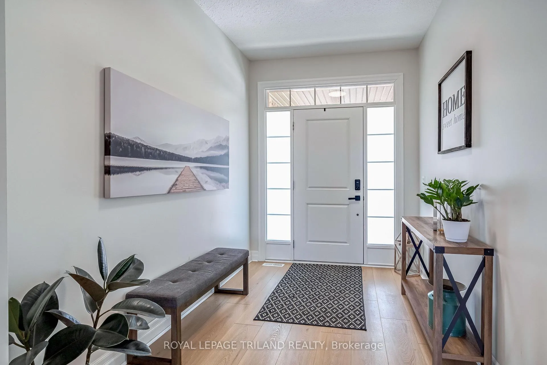 Photo 4 of 706 Bennett Crescent, Strathroy-Caradoc, Rural Strathroy-Caradoc — HOMEH