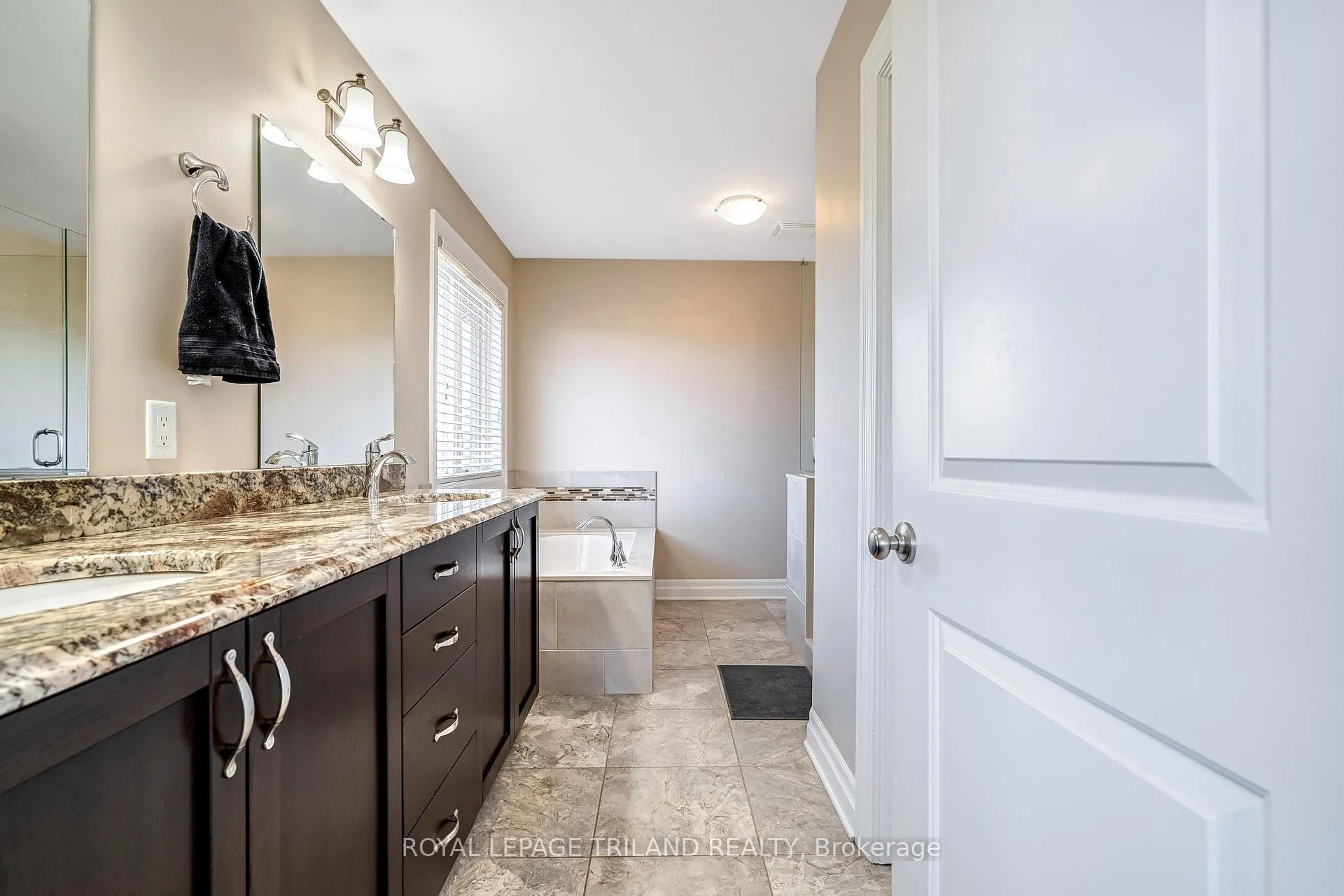 Photo 24 of 706 Bennett Crescent, Strathroy-Caradoc, Rural Strathroy-Caradoc — HOMEH