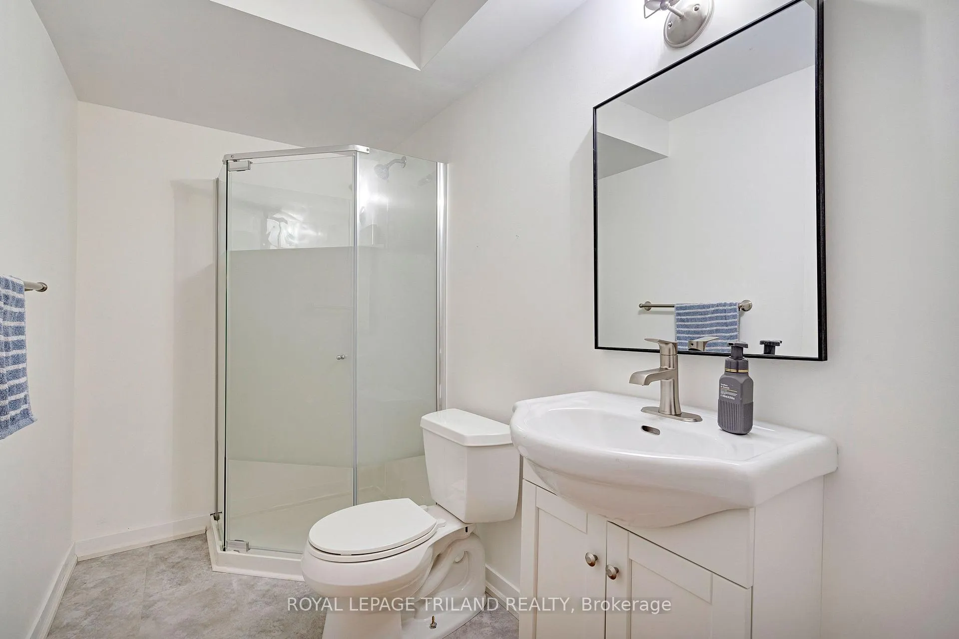 Photo 40 of 706 Bennett Crescent, Strathroy-Caradoc, Rural Strathroy-Caradoc — HOMEH