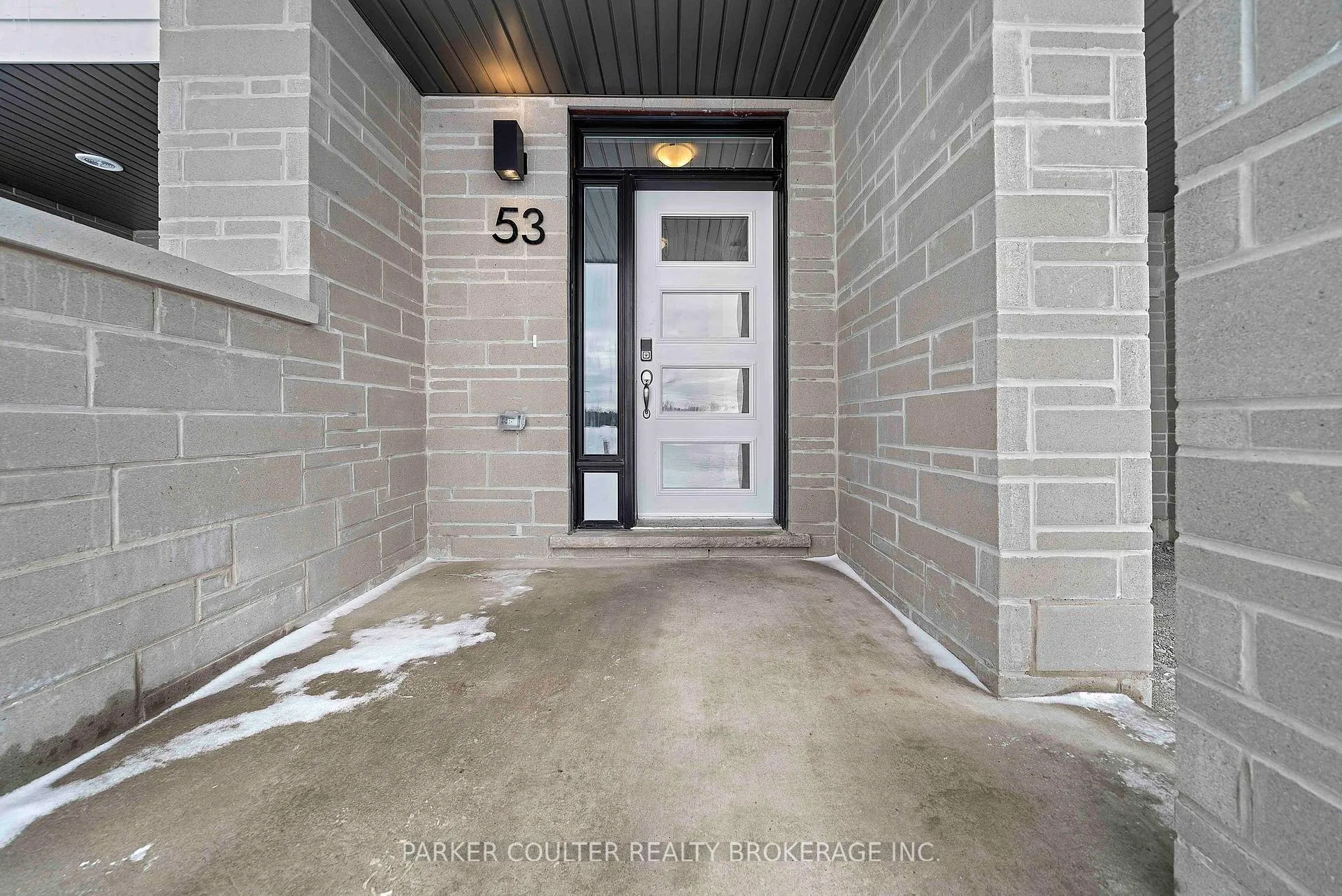 Photo 5 of 53 Vinewood Crescent, Barrie, Rural Barrie Southeast — HOMEH