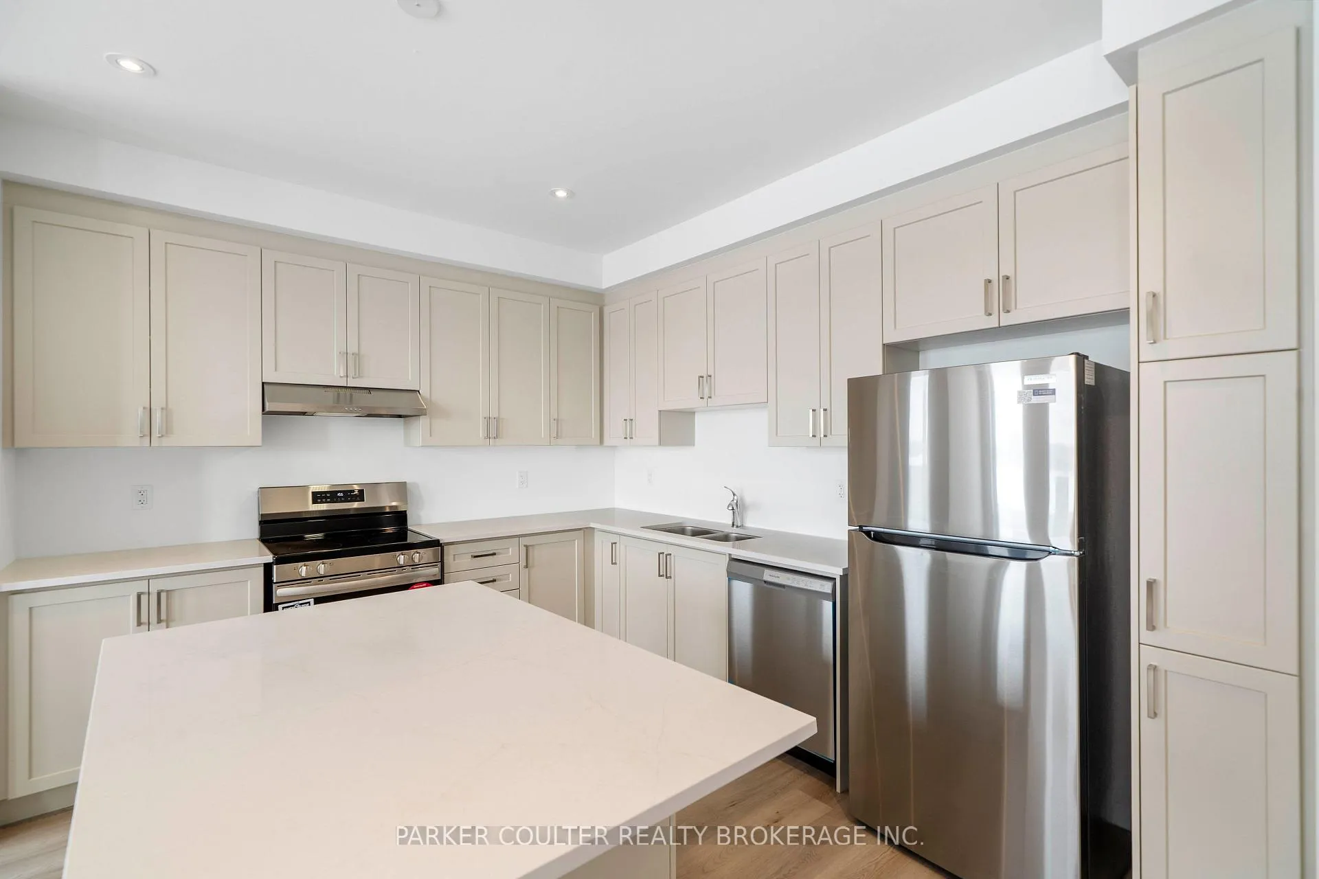 Photo 8 of 53 Vinewood Crescent, Barrie, Rural Barrie Southeast — HOMEH