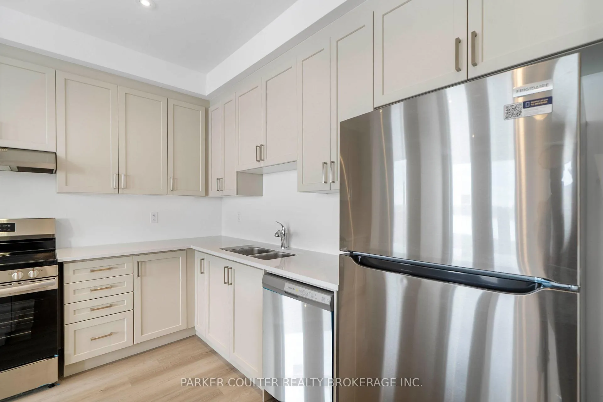 Photo 9 of 53 Vinewood Crescent, Barrie, Rural Barrie Southeast — HOMEH