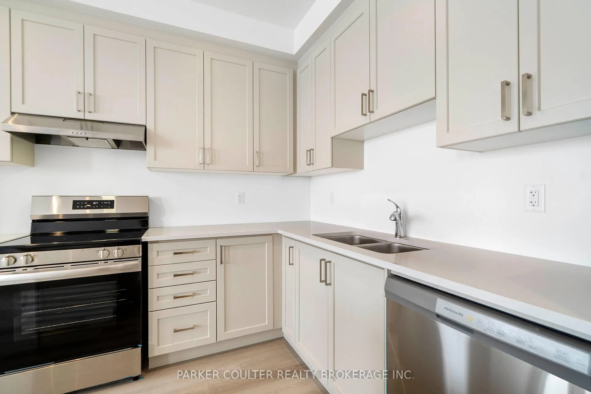 Photo 10 of 53 Vinewood Crescent, Barrie, Rural Barrie Southeast — HOMEH