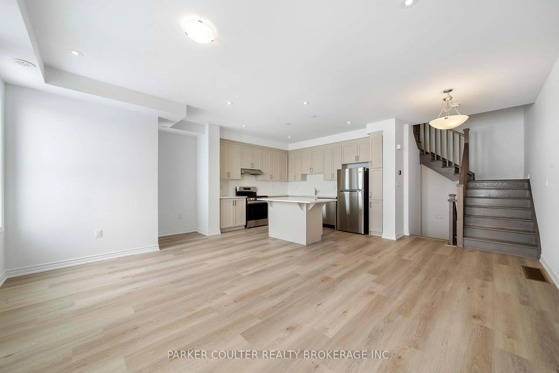 Photo 13 of 53 Vinewood Crescent, Barrie, Rural Barrie Southeast — HOMEH