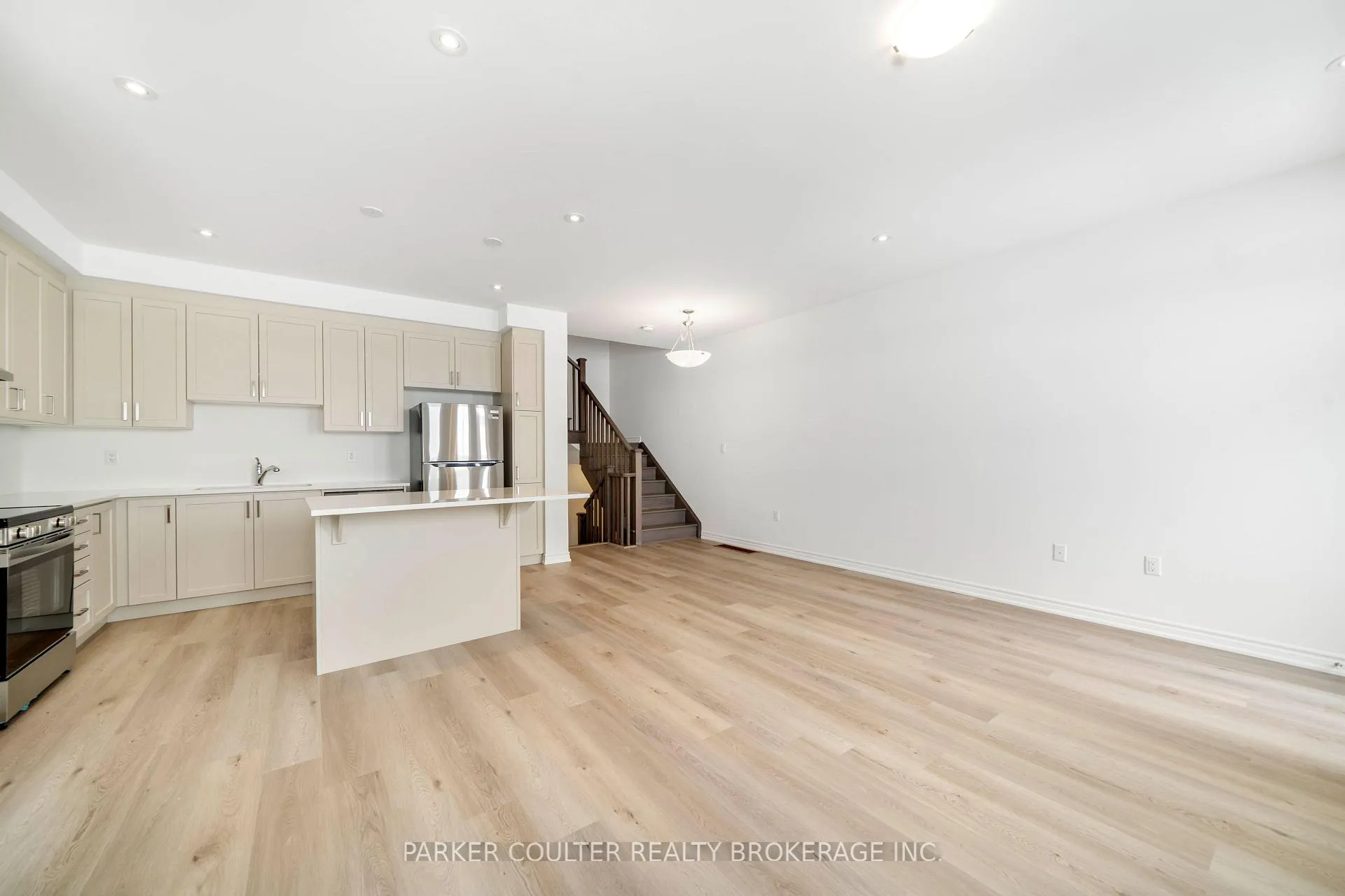 Photo 14 of 53 Vinewood Crescent, Barrie, Rural Barrie Southeast — HOMEH