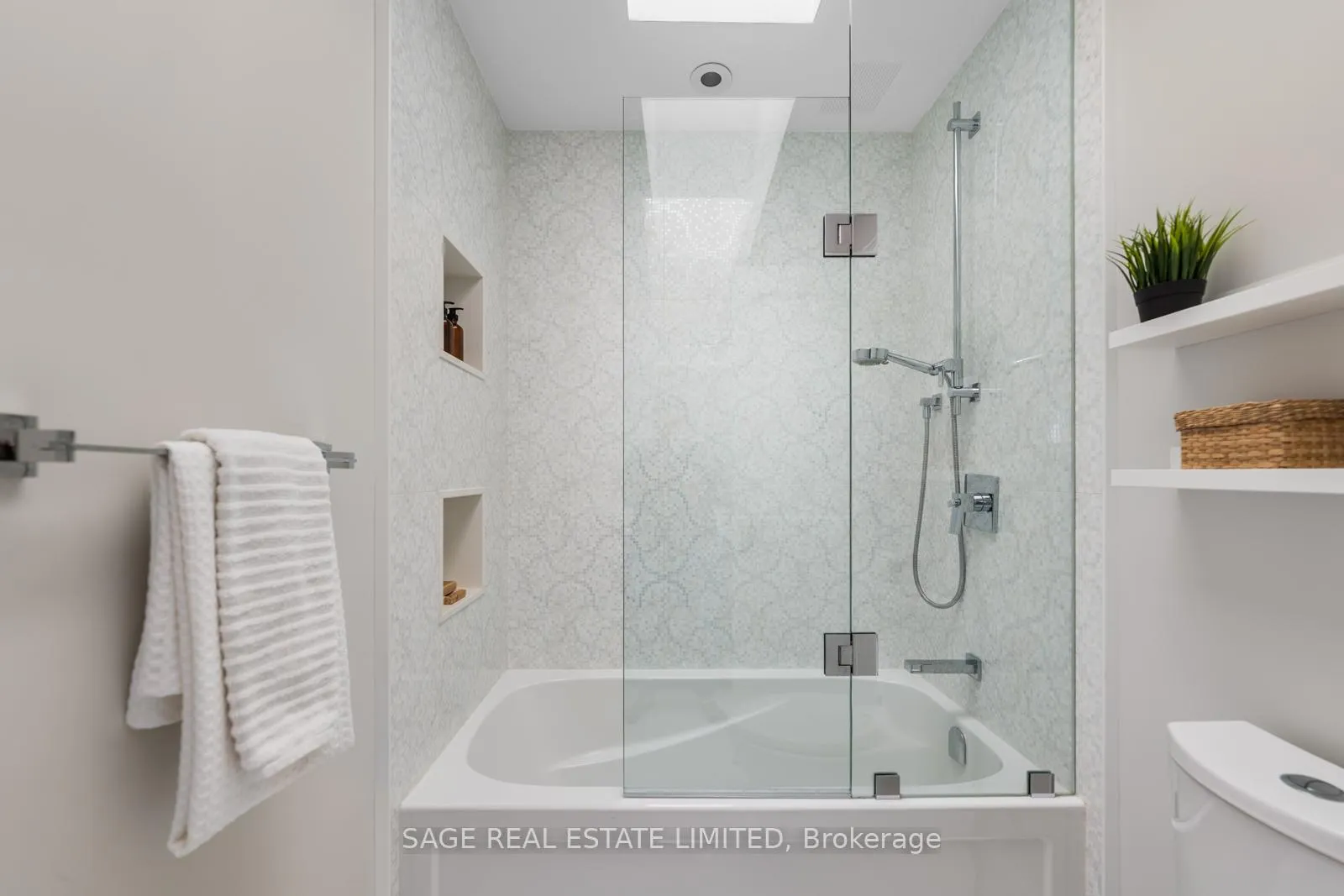 Photo 25 of 925 Royal York Road, Etobicoke, Stonegate-Queensway — HOMEH