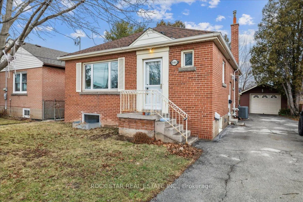 Front of Unit Upper, 889 Fennell Avenue E