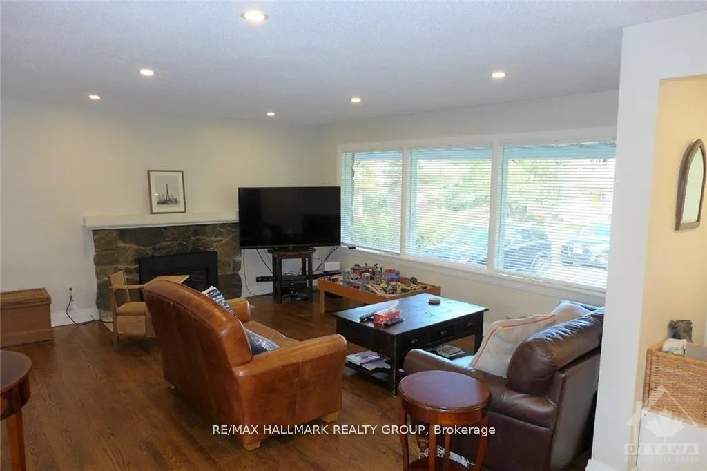 Photo 3 of 186 Balmoral Place, Ottawa, Faircrest Heights — HOMEH